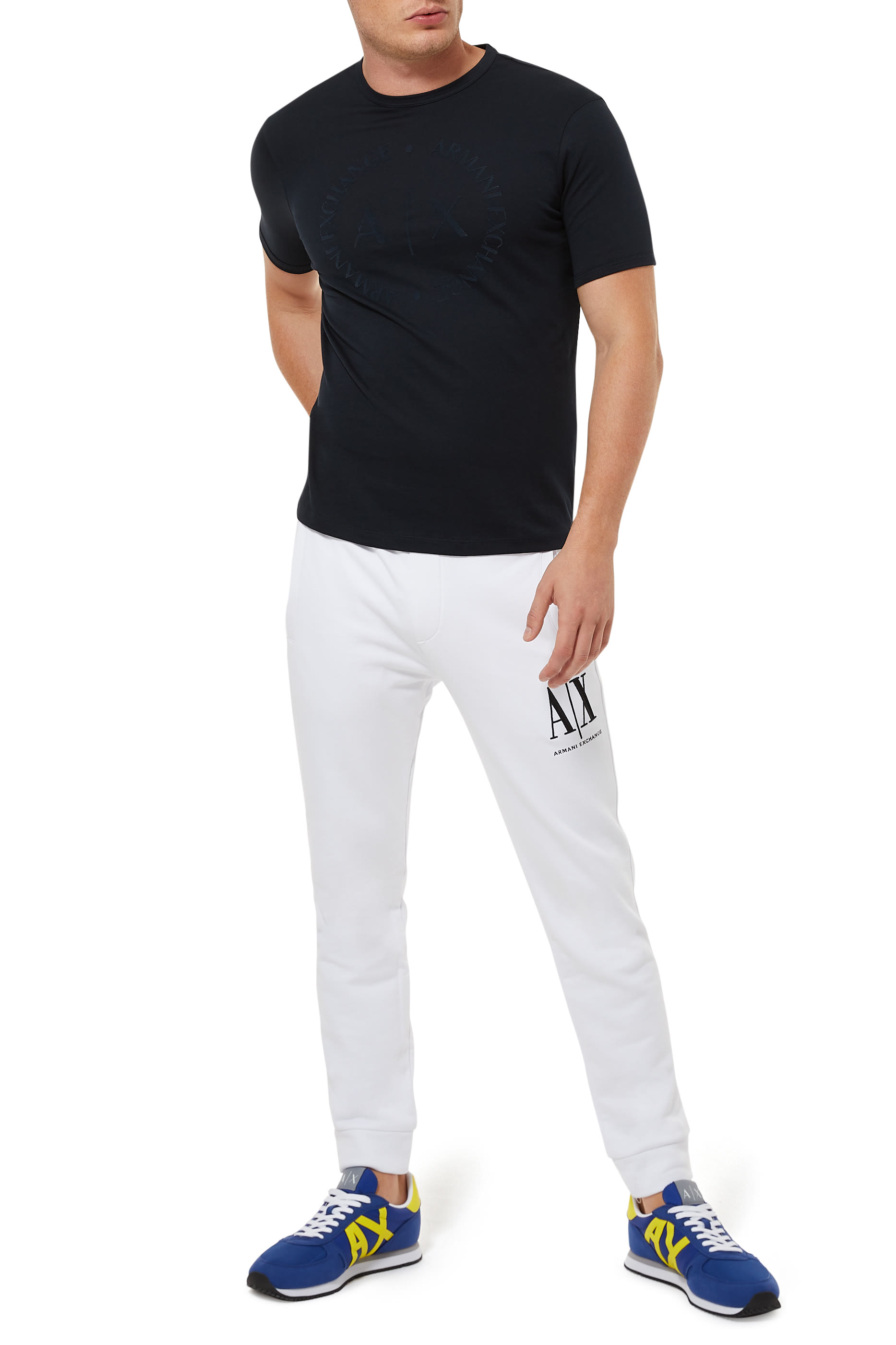 تيشيرت بشعار الماركة بتصميم دائري