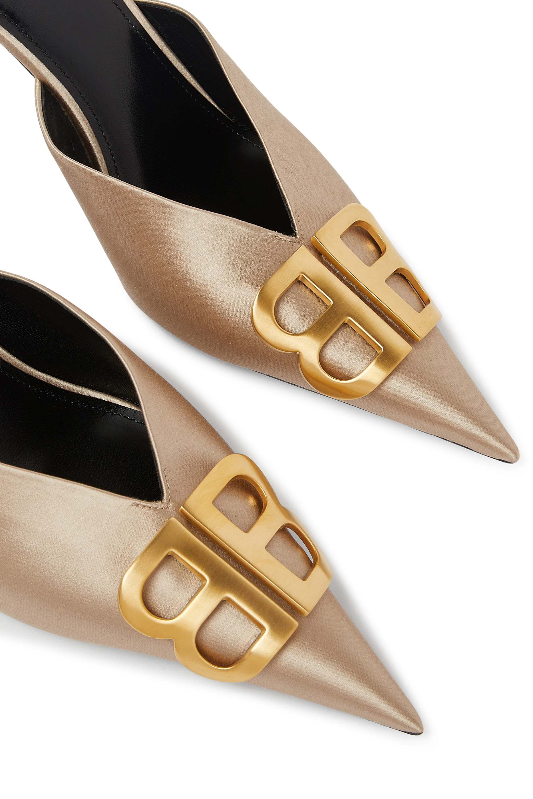 حذاء مفتوح من الخلف 80 بمقدمة مدببة وشعار حرفي الماركة