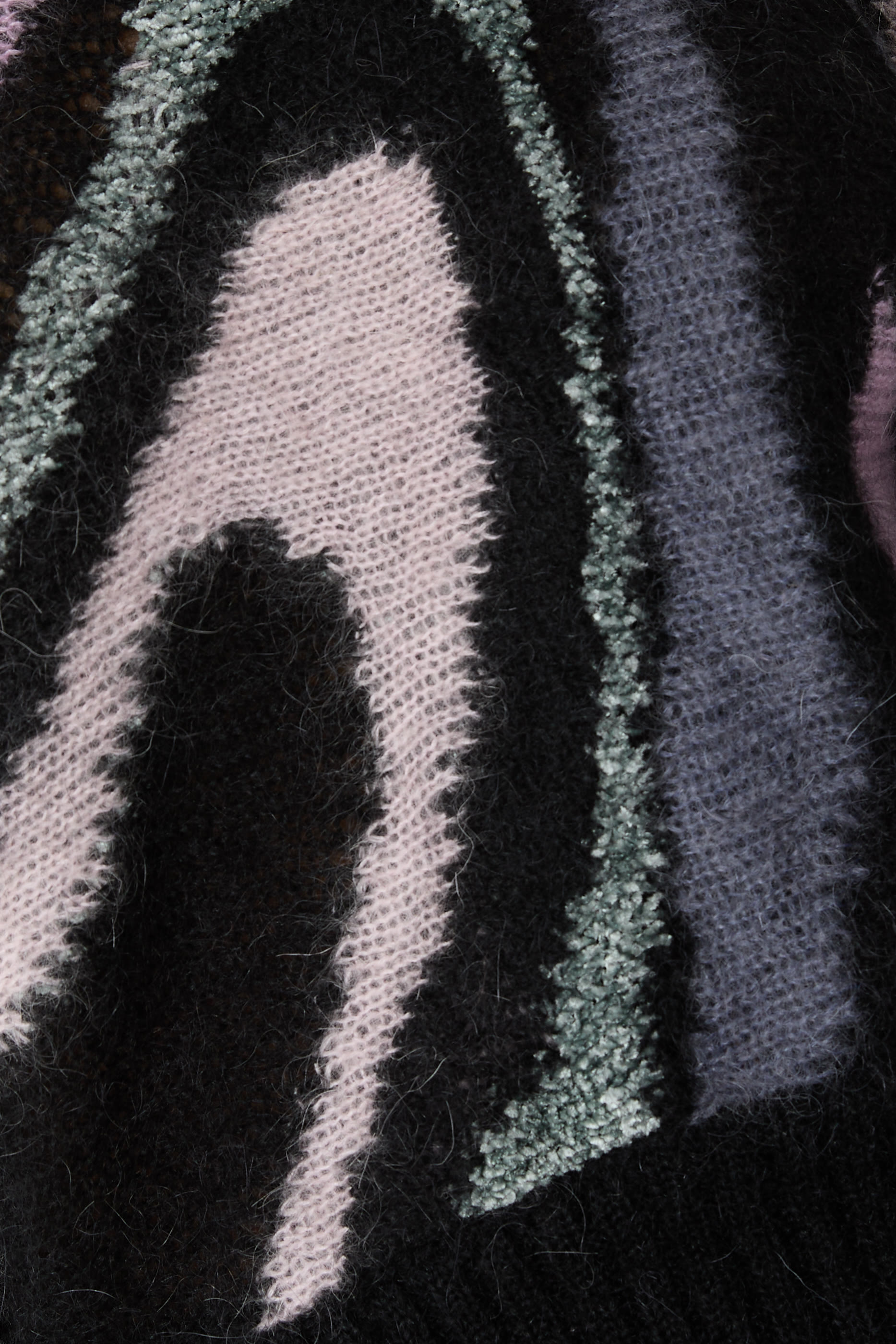 سترة مزينة بنقشة هندسية