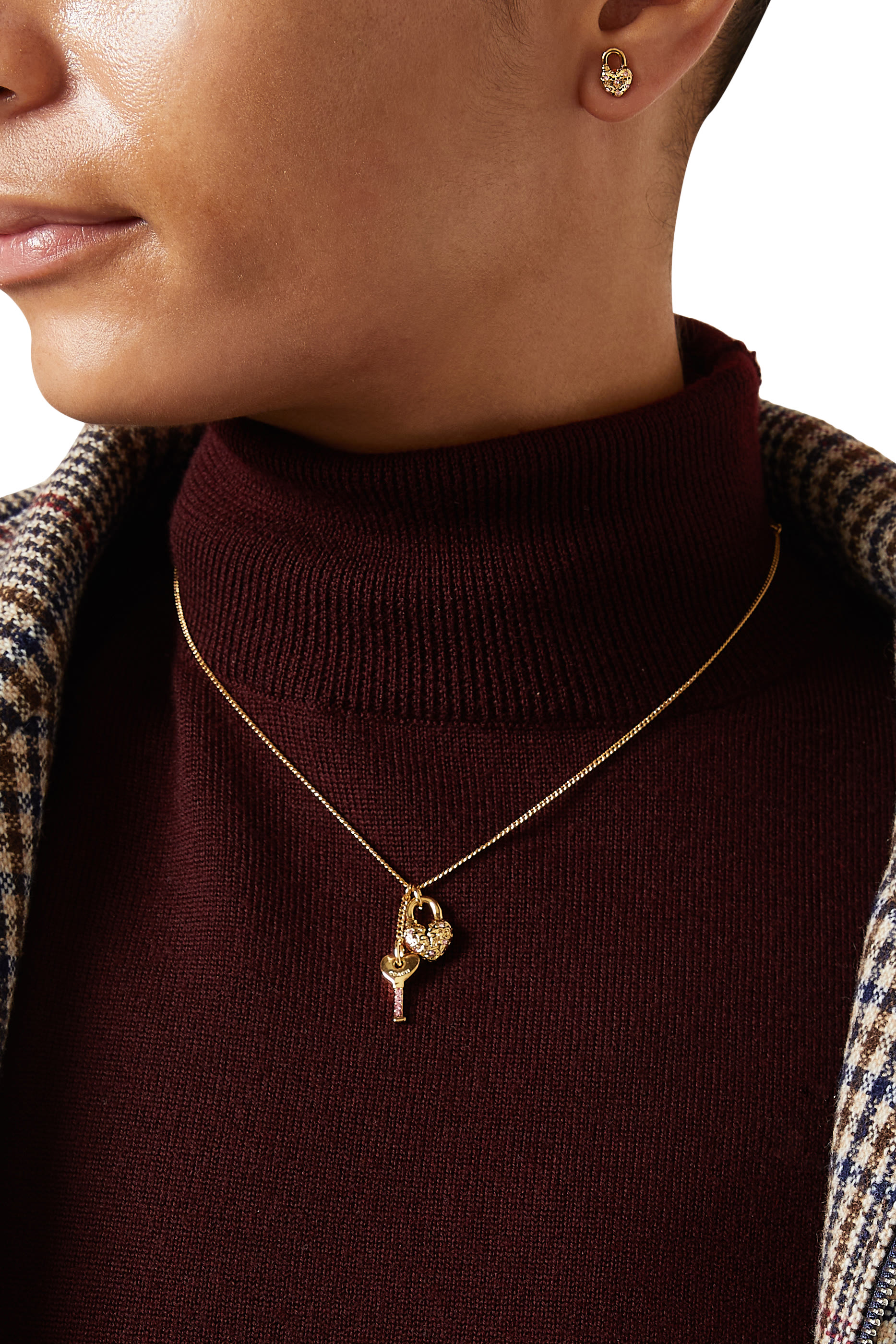 قلادة قصيرة بدلاية قفل على شكل قلب