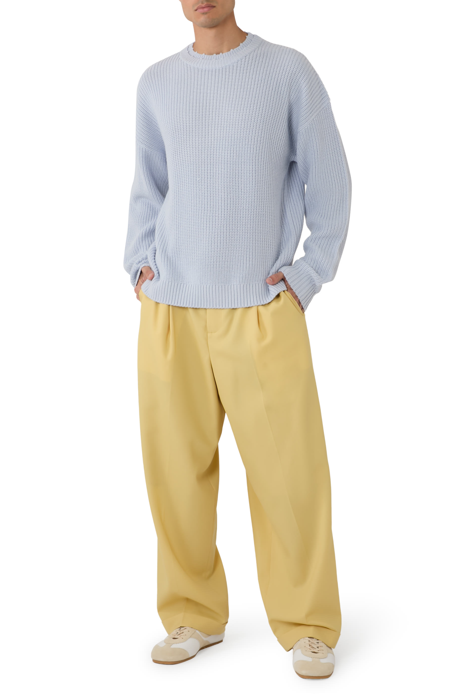 كنزة بياقة ضيقة بشعار الماركة كبير