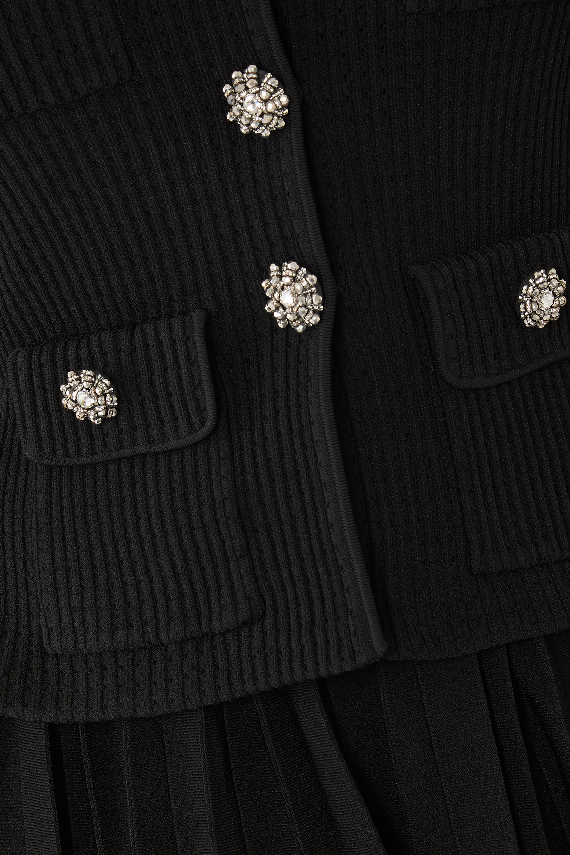 فستان قصير منسوج بقصة ضيقة