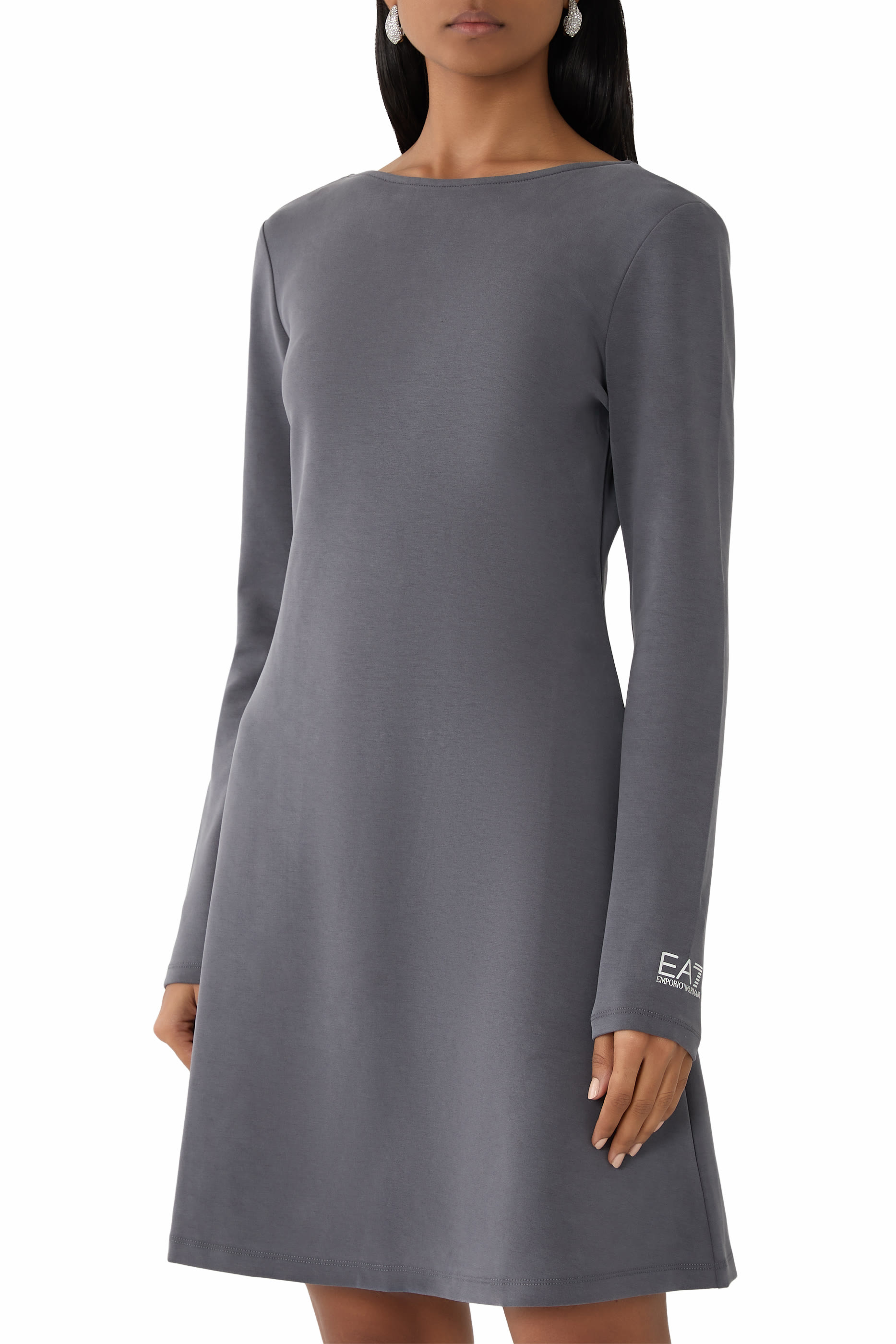 فستان سكاتر بأكمام طويلة وشعار الماركة