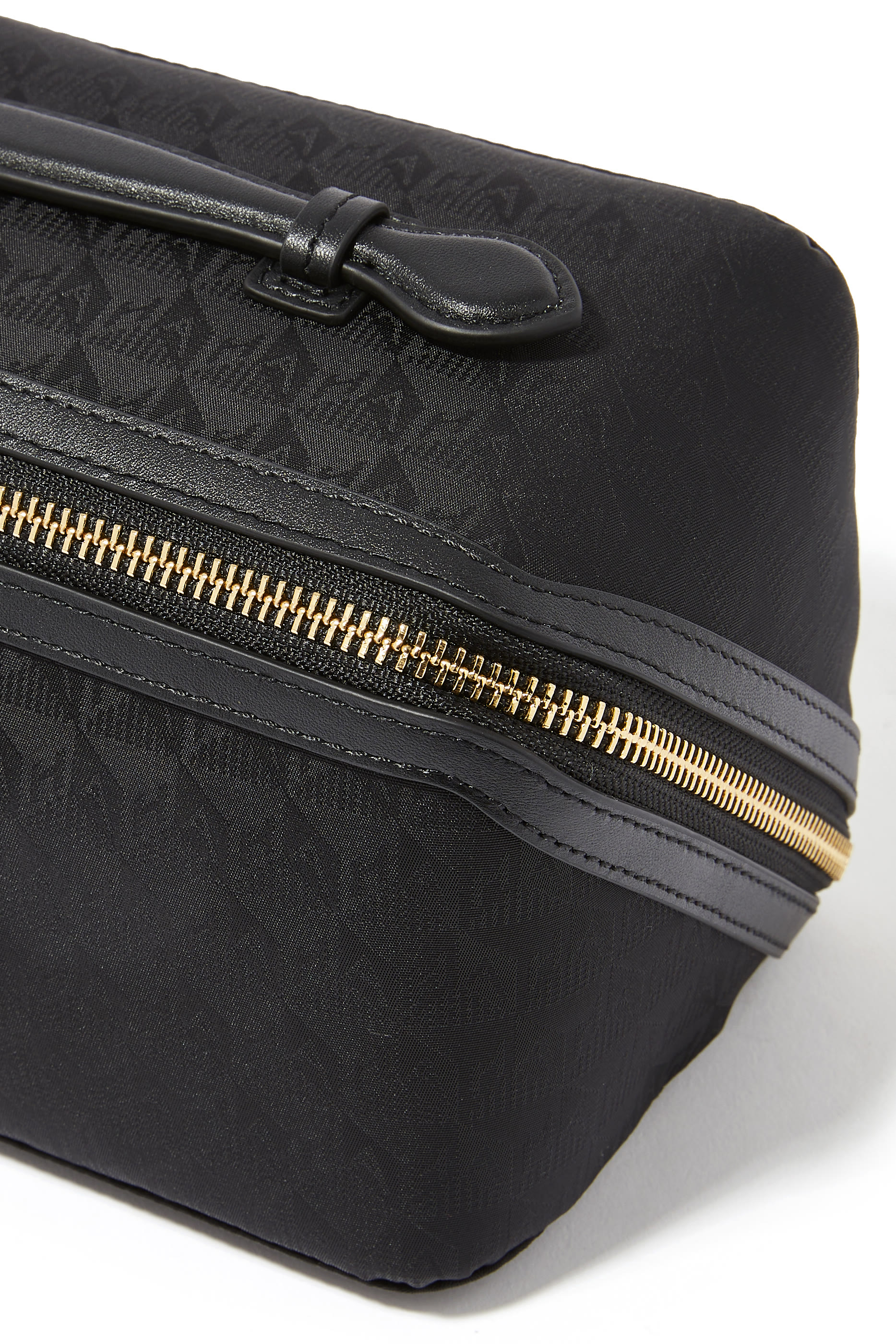 حقيبة مستحضرات تجميل جاكار بشعار الماركة حقيبة مستحضرات تجميل جاكار بشعار الماركة