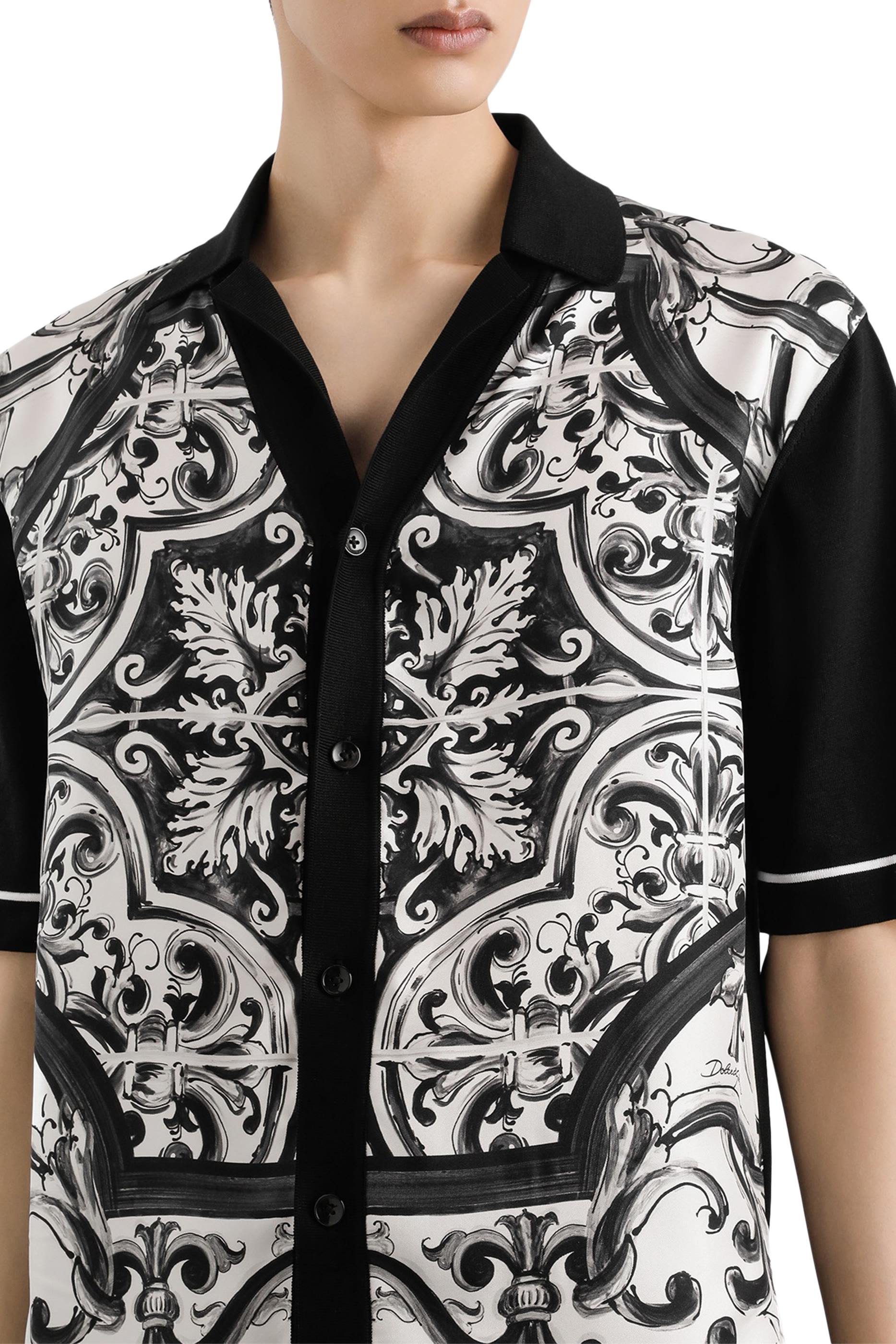 قميص بقصة فضفاضة وطبعة مايوليكا