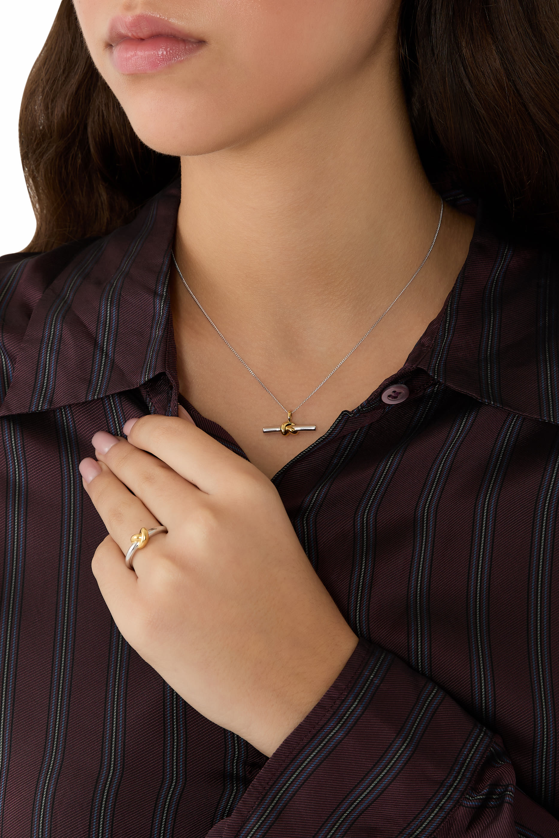 قلادة لوسي ويليامز بدلاية بشكل حرف T وتصميم عقدة، مطلية بذهب معاد تدويره عيار 18 قيراط، وفضة استرلينية مطلية بالروديوم