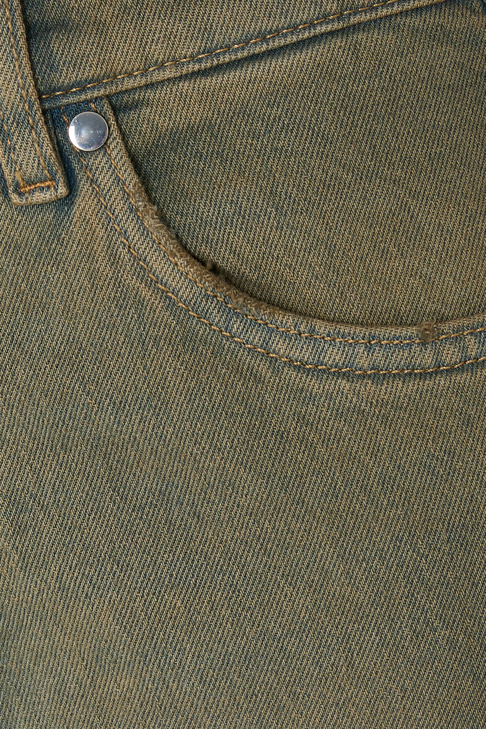 بنطال جينز بقصة مستقيمة وخصر مرتفع