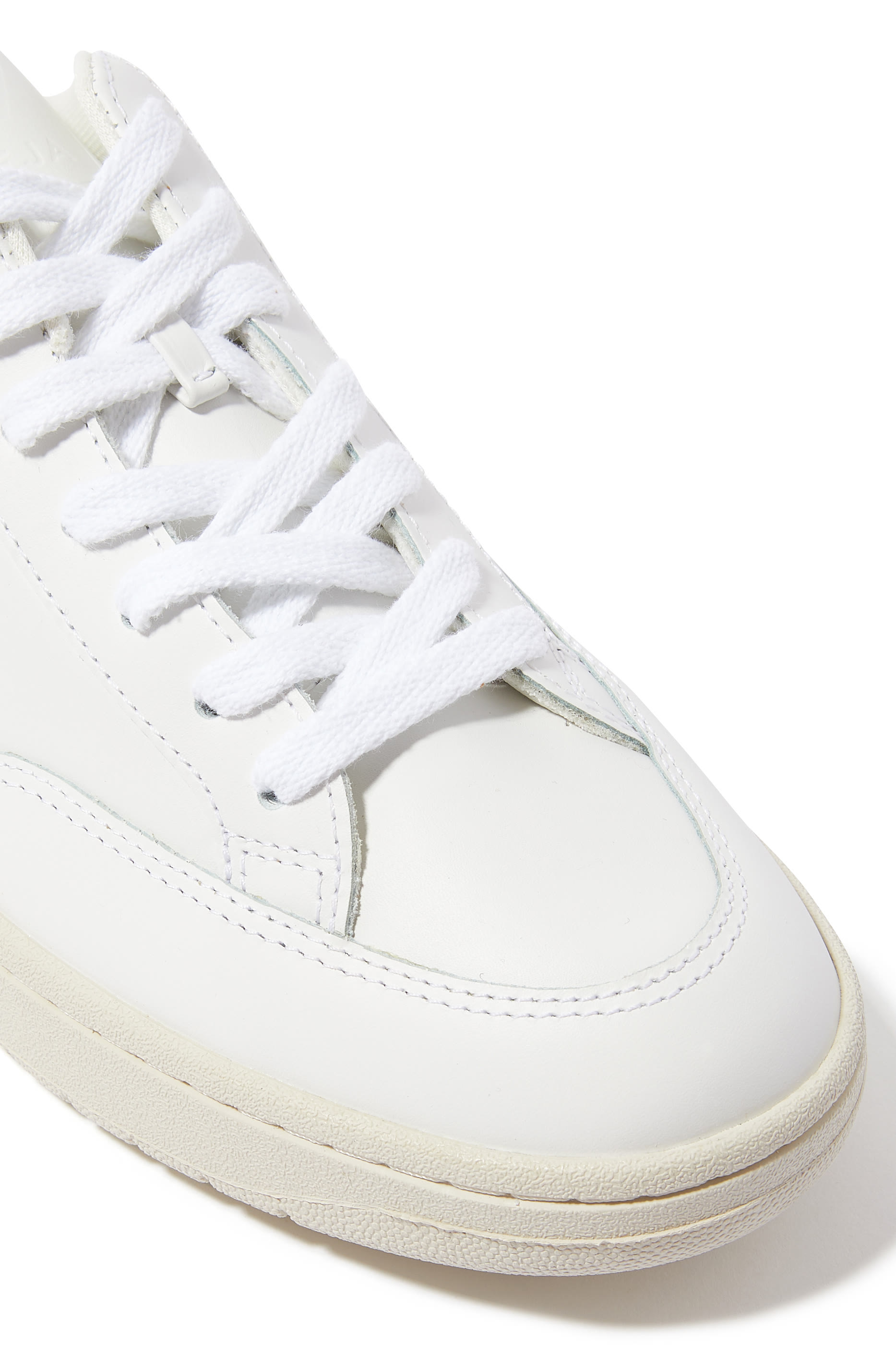 سنيكرز في-12 بكاحل منخفض