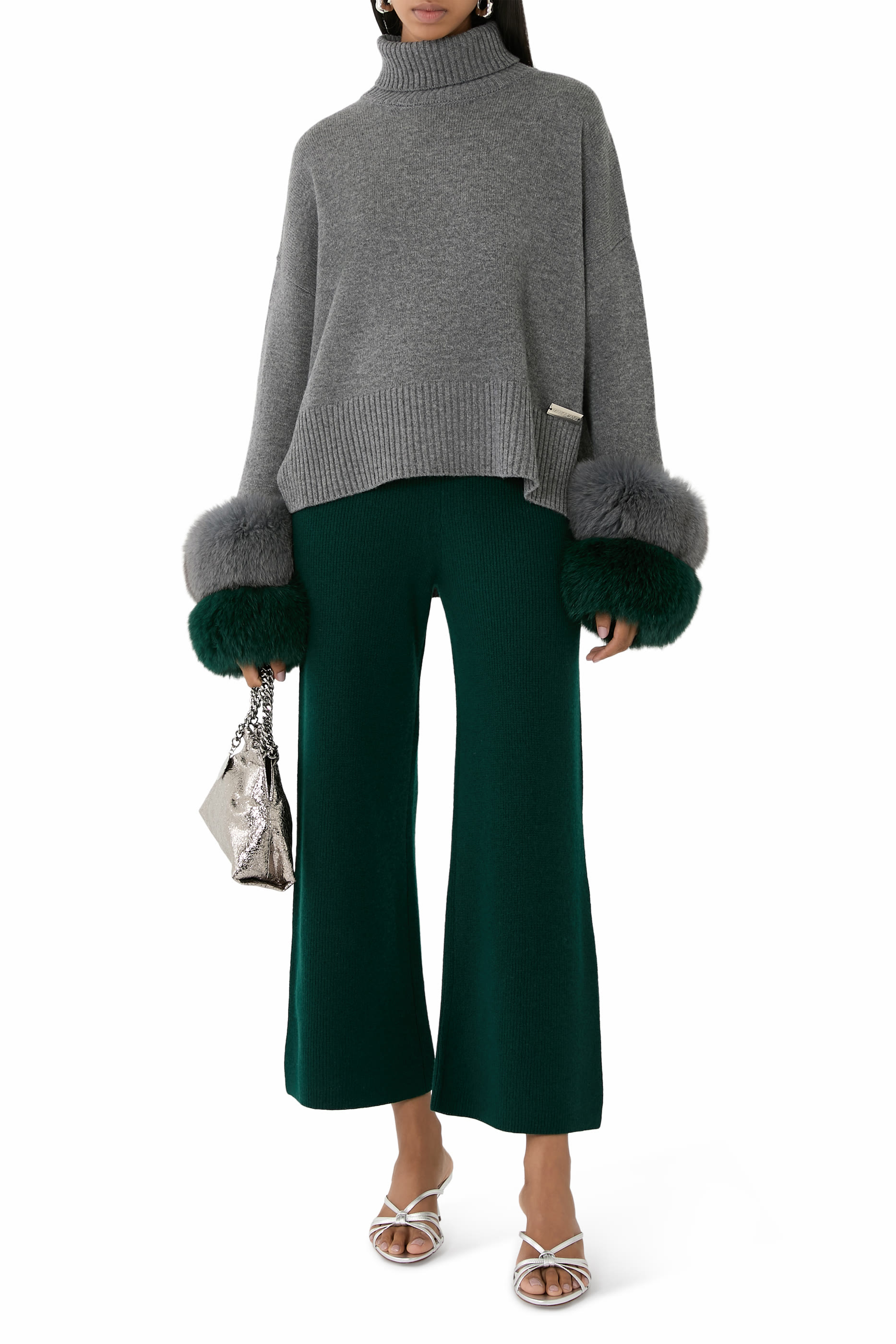 كنزة بقصة قصيرة، ياقة عالية، وأساور