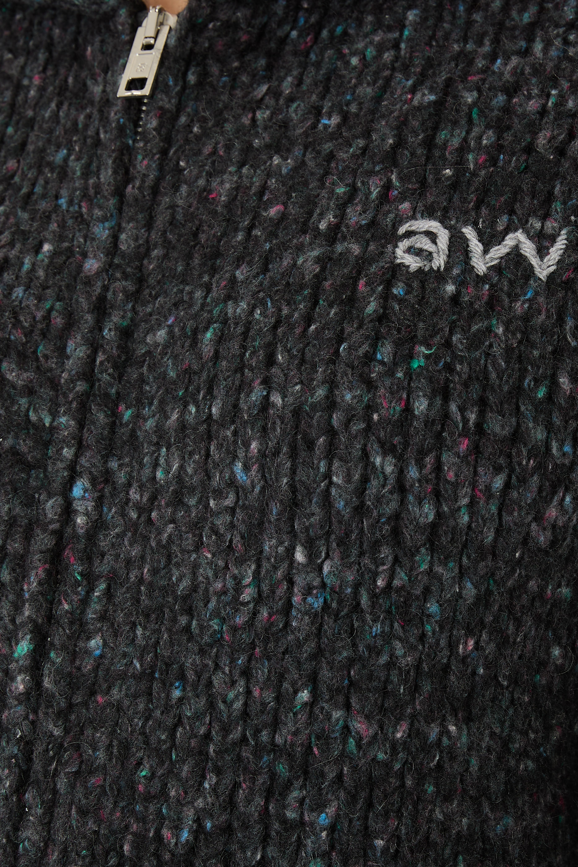 هودي بقصة فضفاضة مزين بشعار الماركة منسوج باليد