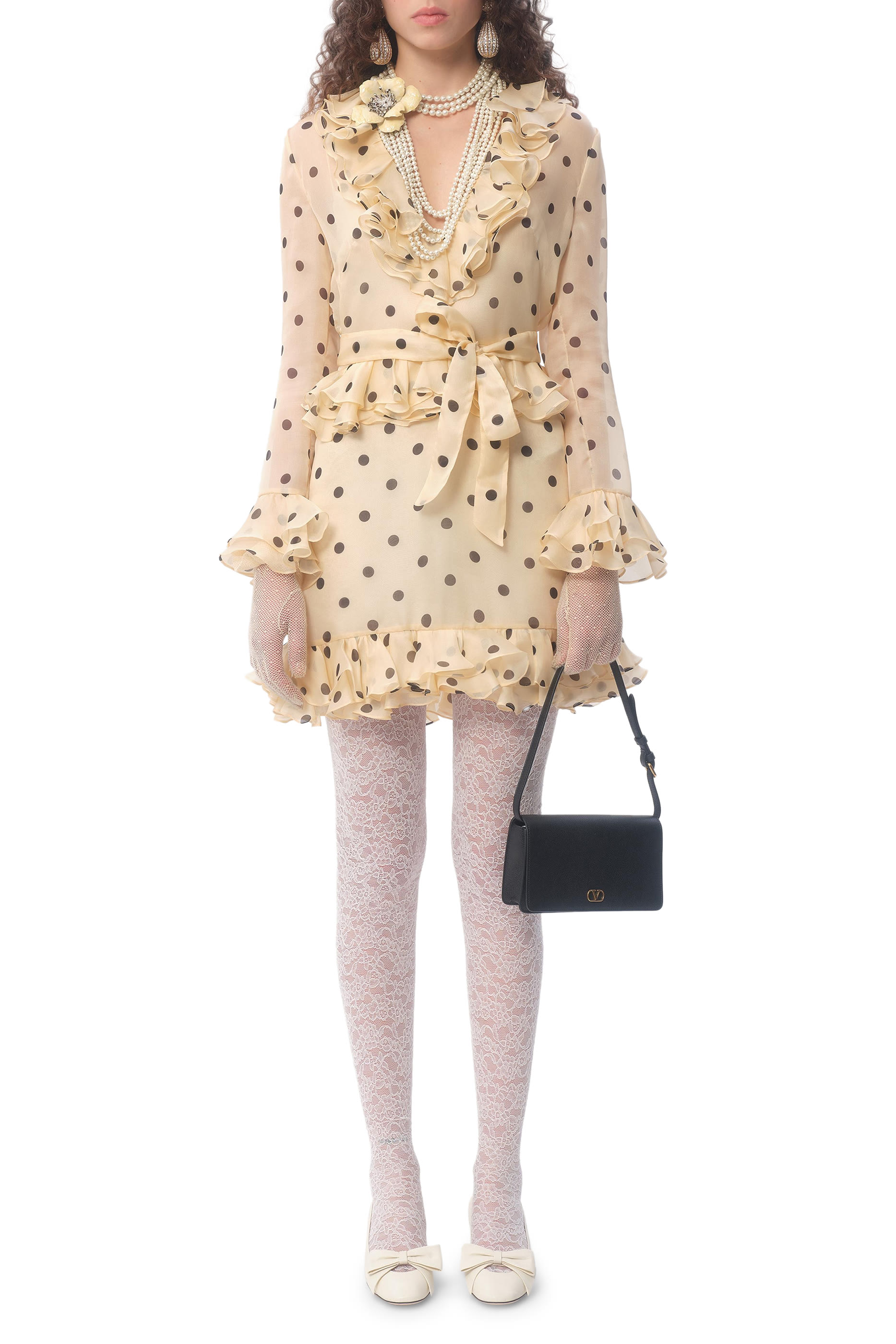 حقيبة صغيرة بشعار الماركة وحمالة