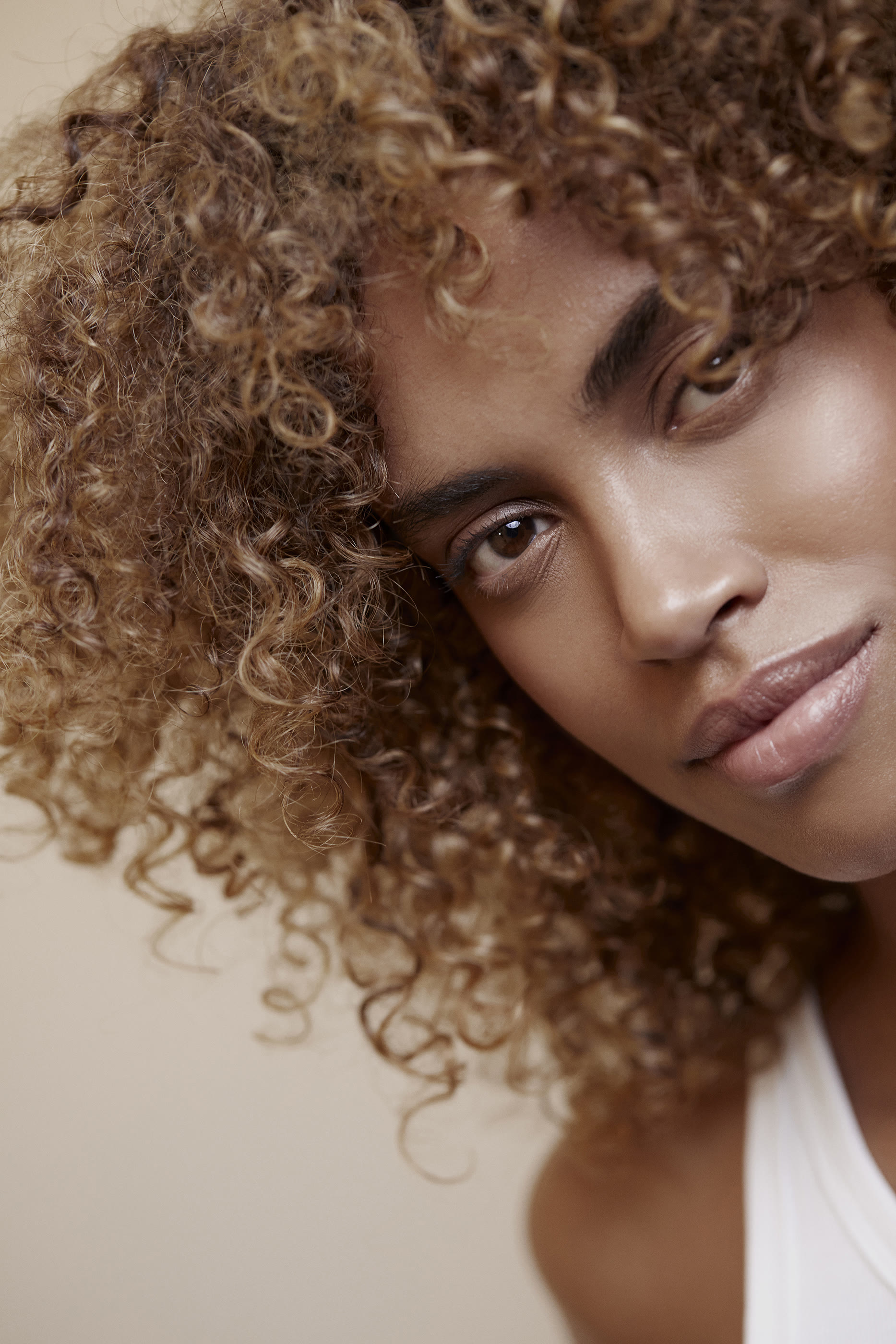 قناع مركز لتغذية الشعر والعناية به