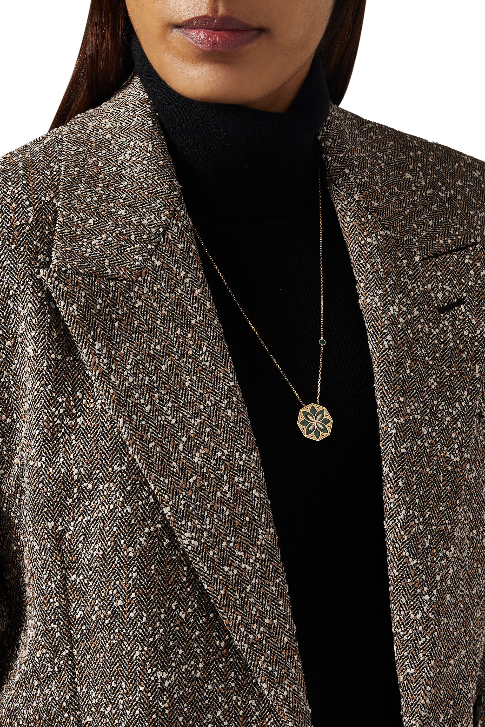 قلادة كبيرة ورد تراث مرصعة بحجر ملكيت وماس، ذهب أصفر عيار