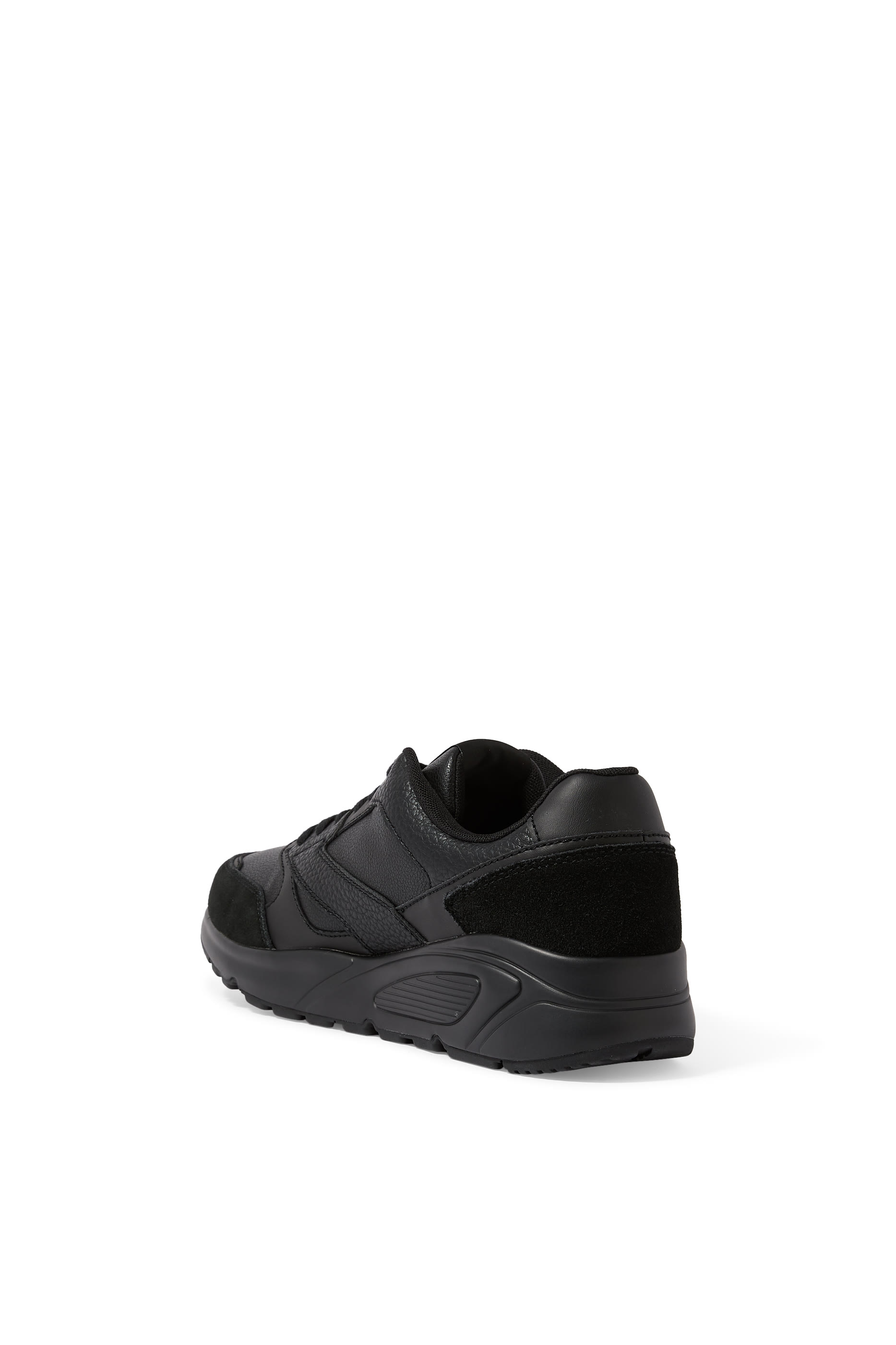 سنيكرز بتفاصيل بلون متباين