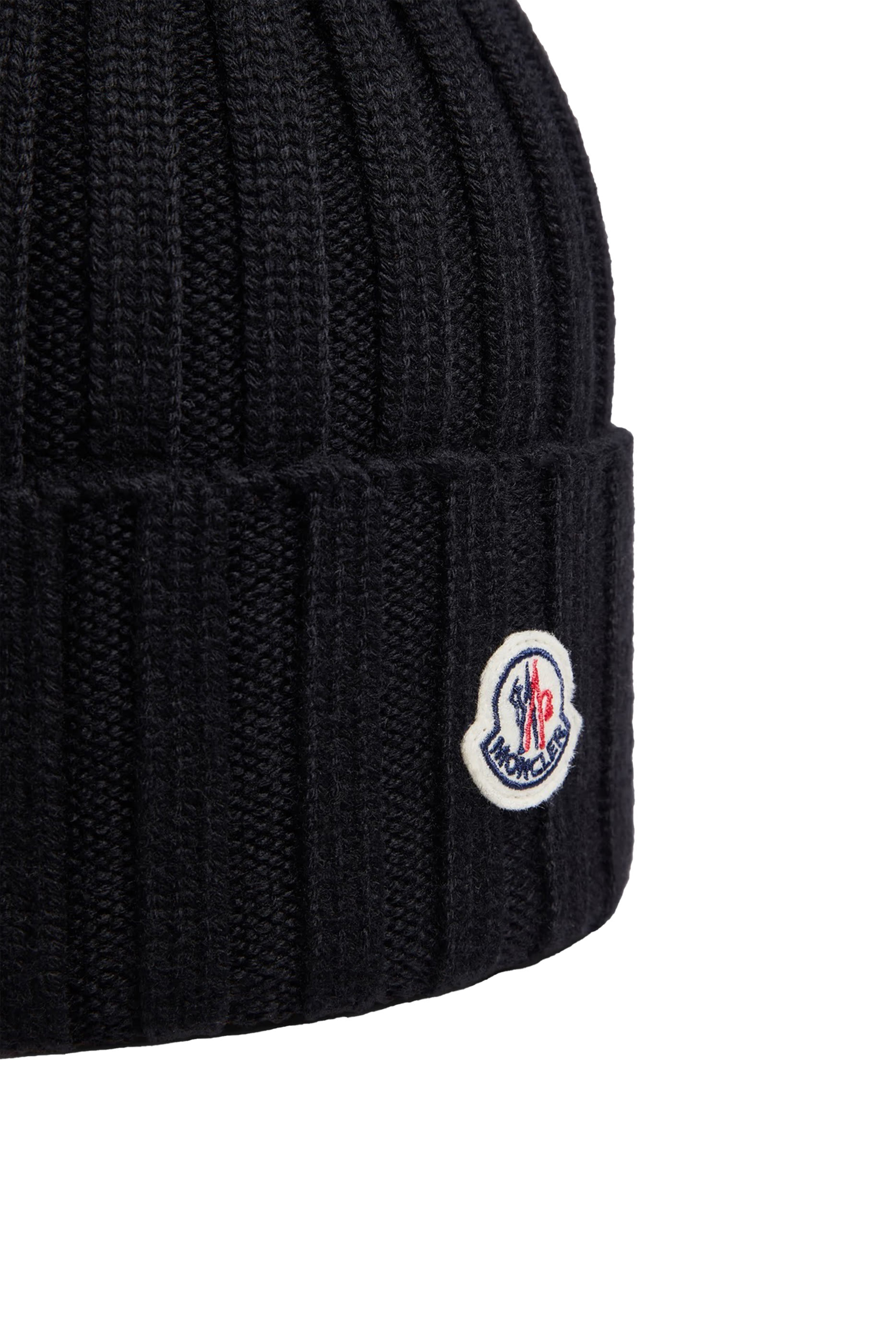 قبعة بيني بشعار الماركة بزخارف بوم بوم