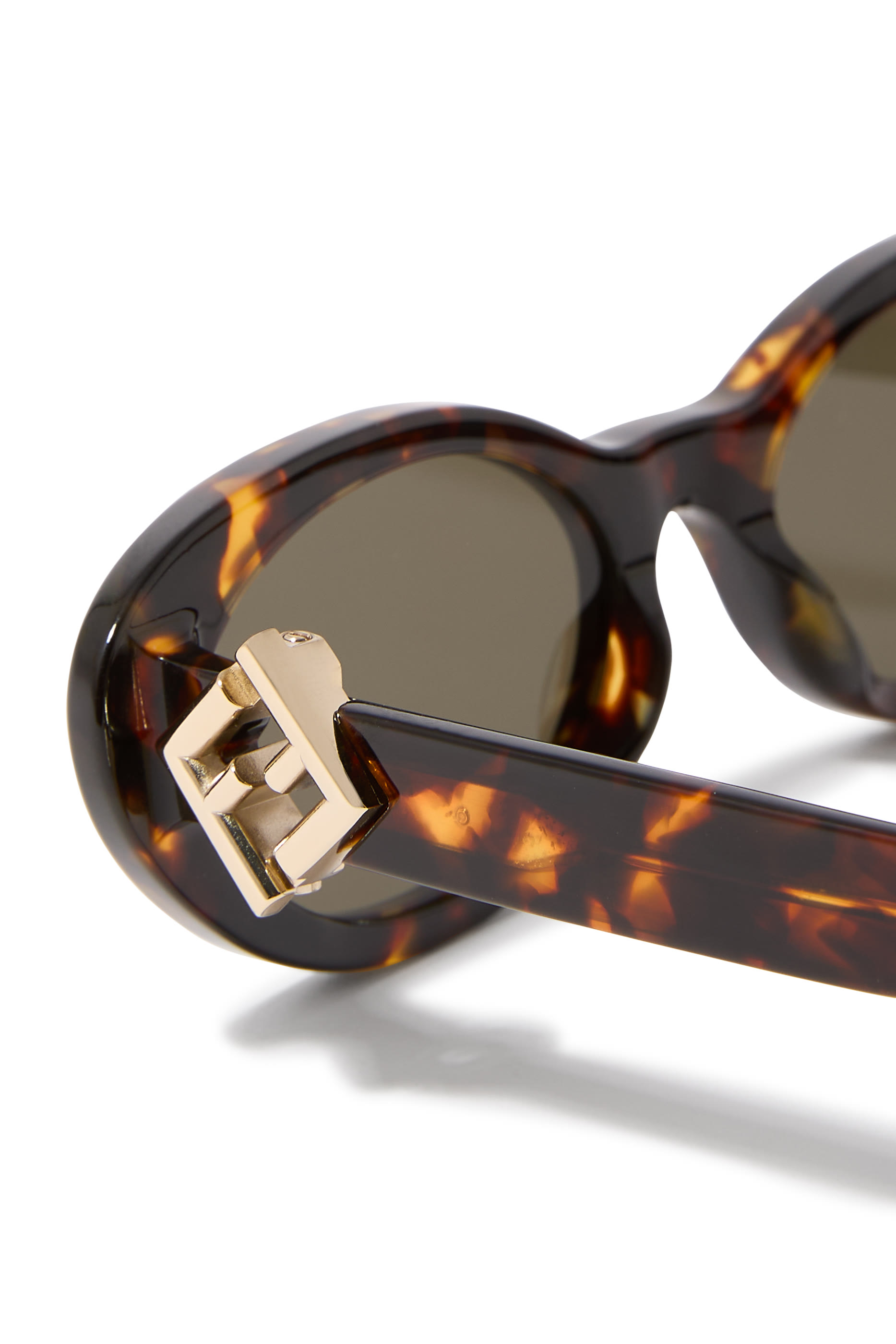 نظارة شمسية بحلية شعار الماركة بتصميم معين