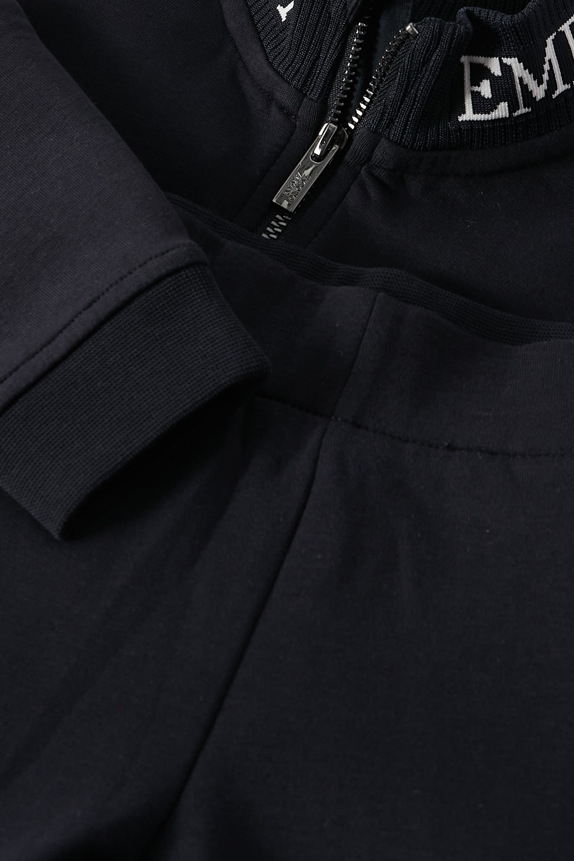 بدلة رياضية بشعار الماركة للأطفال