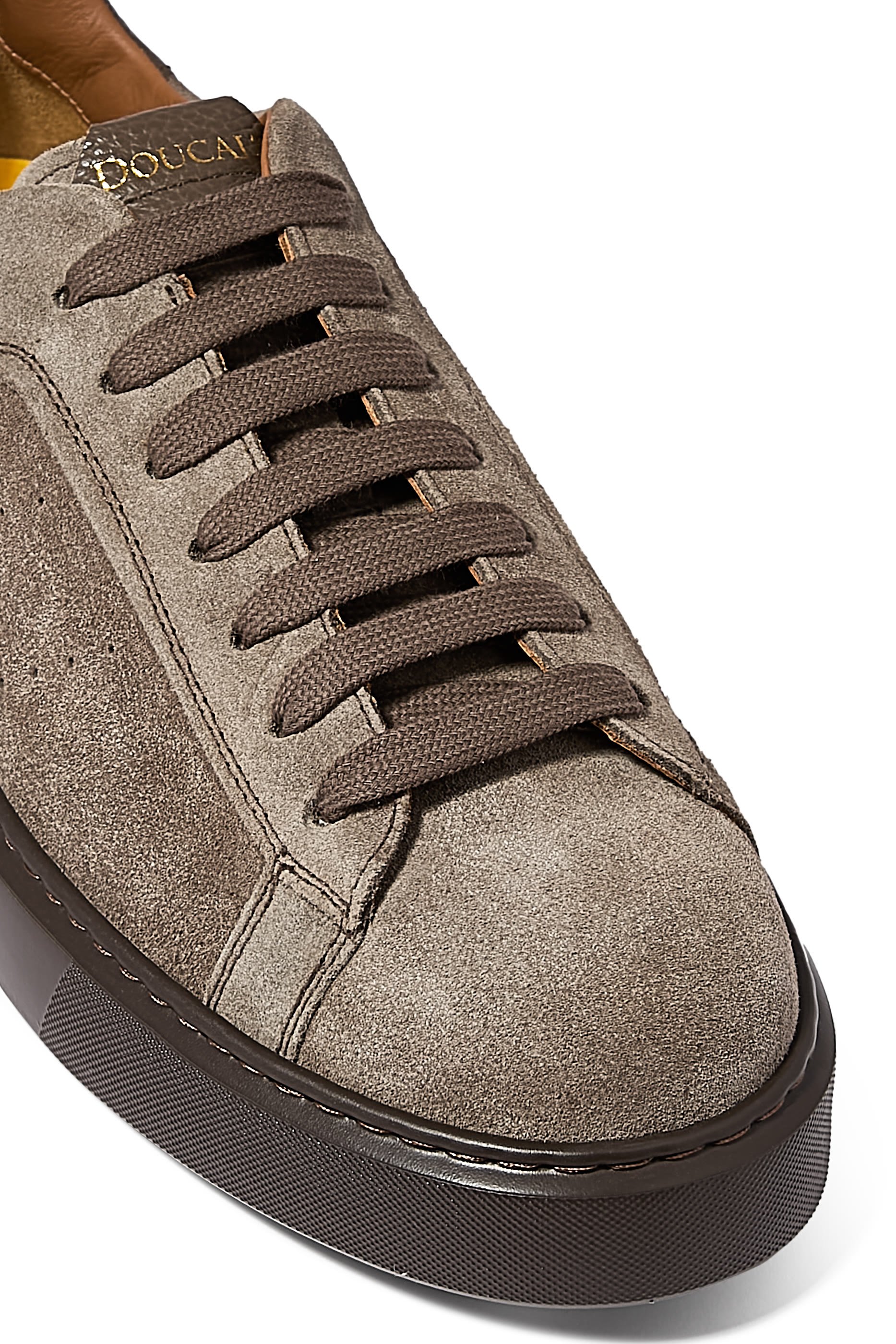 سنيكرز جلد بارز الملمس