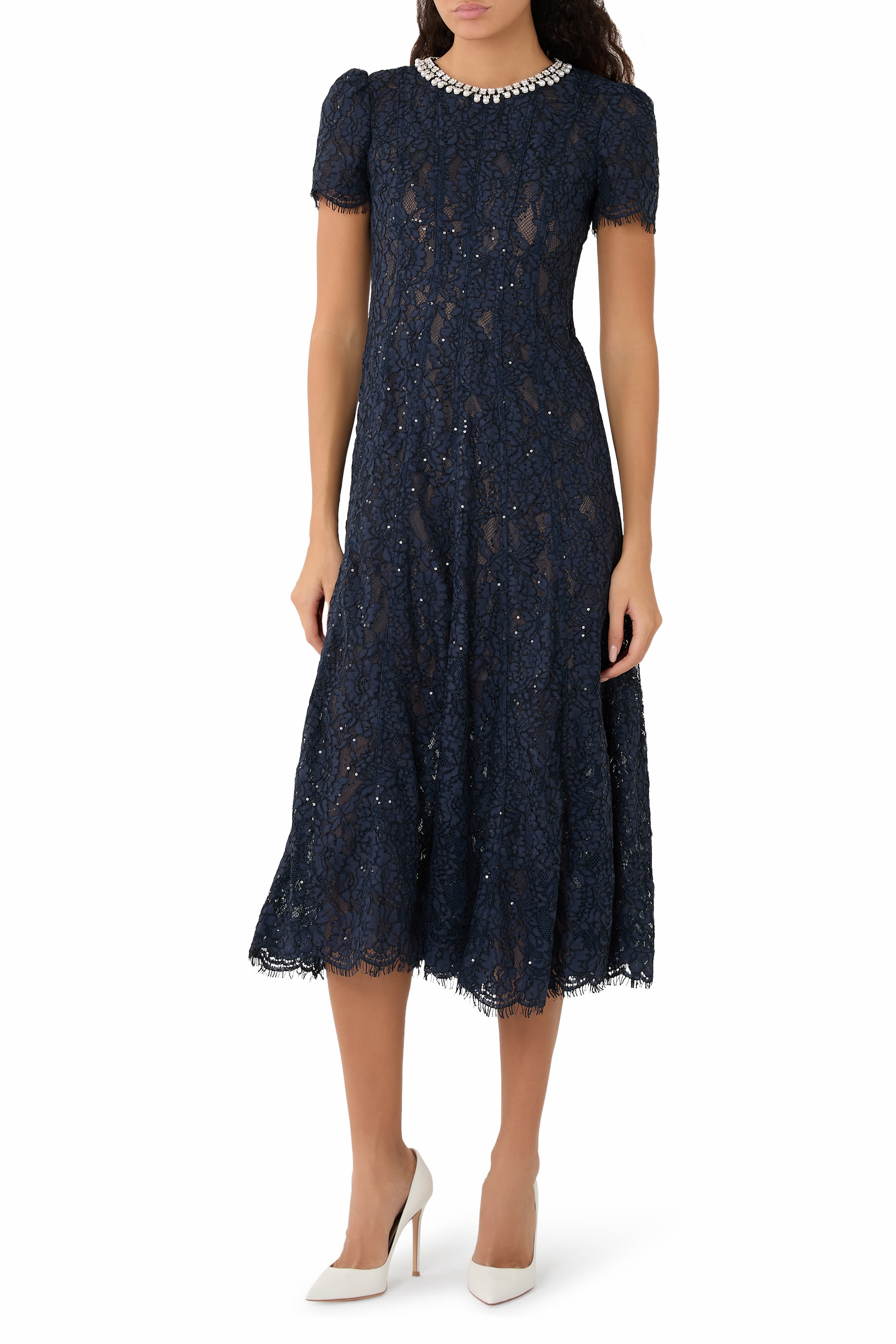 فستان متوسط الطول مزين بتطريزات دانتيل