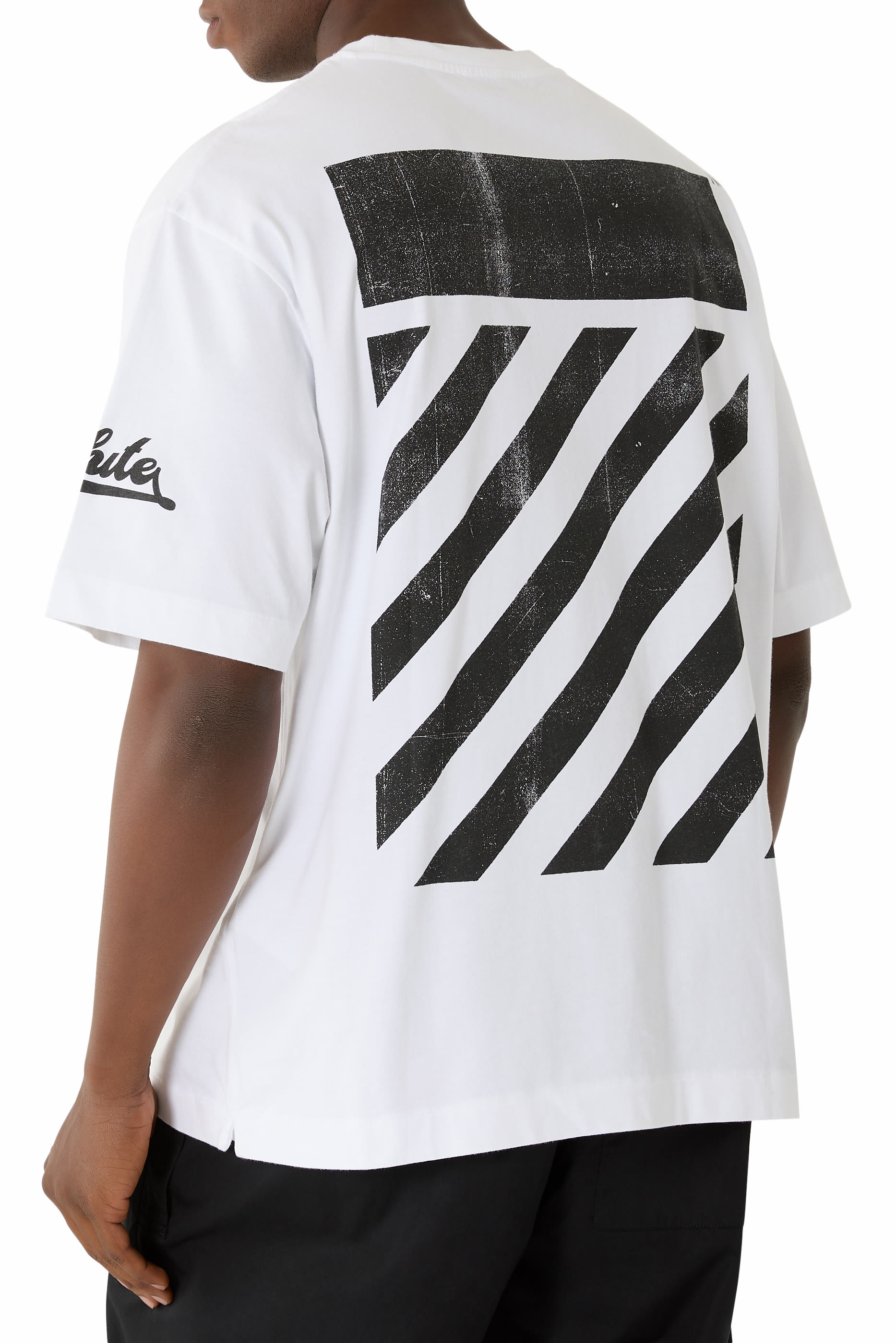 تيشيرت سكيت بشعار الماركة كبير بخطوط مائلة