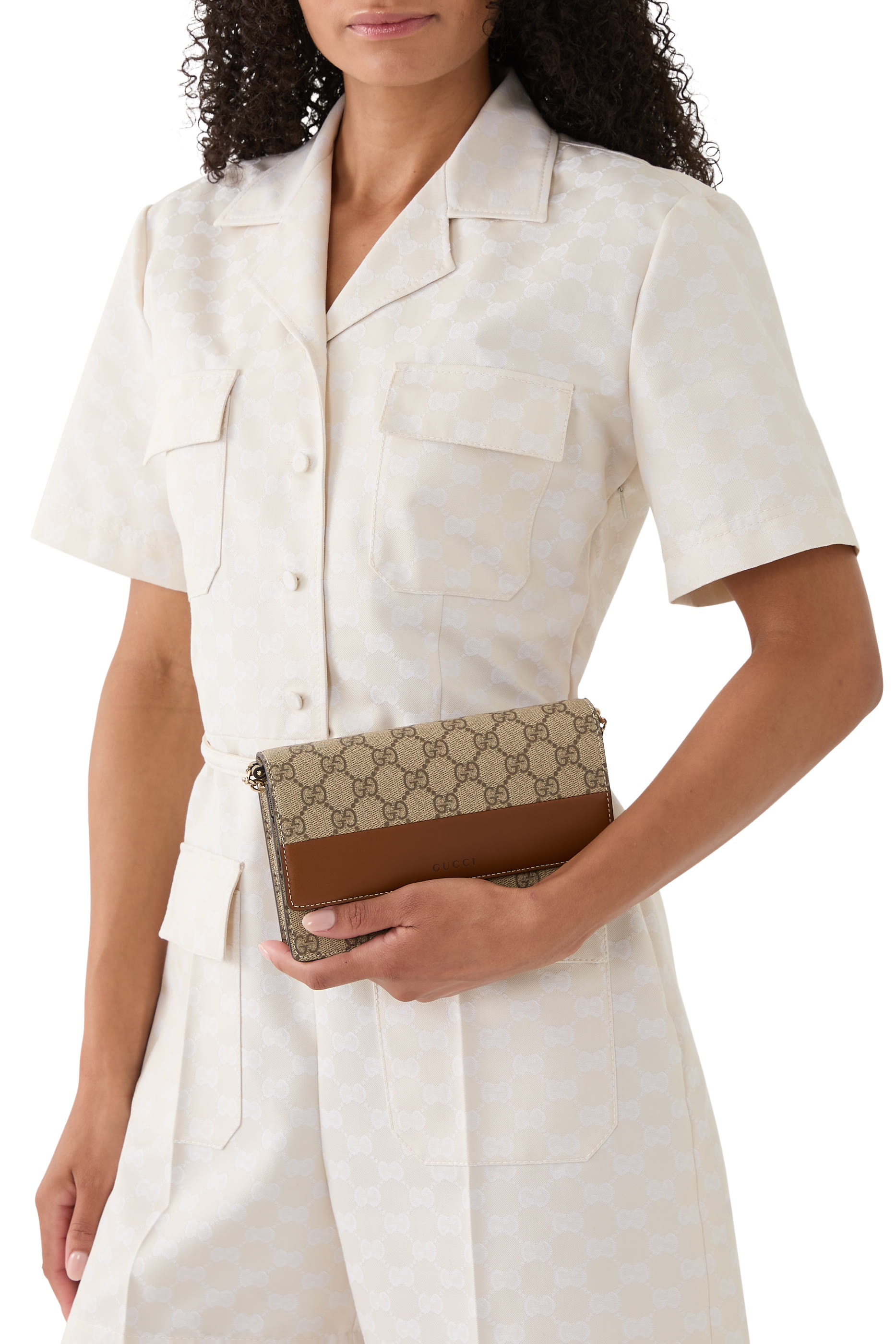 حقيبة صغيرة بسلسلة بشعار حرفي الماركة