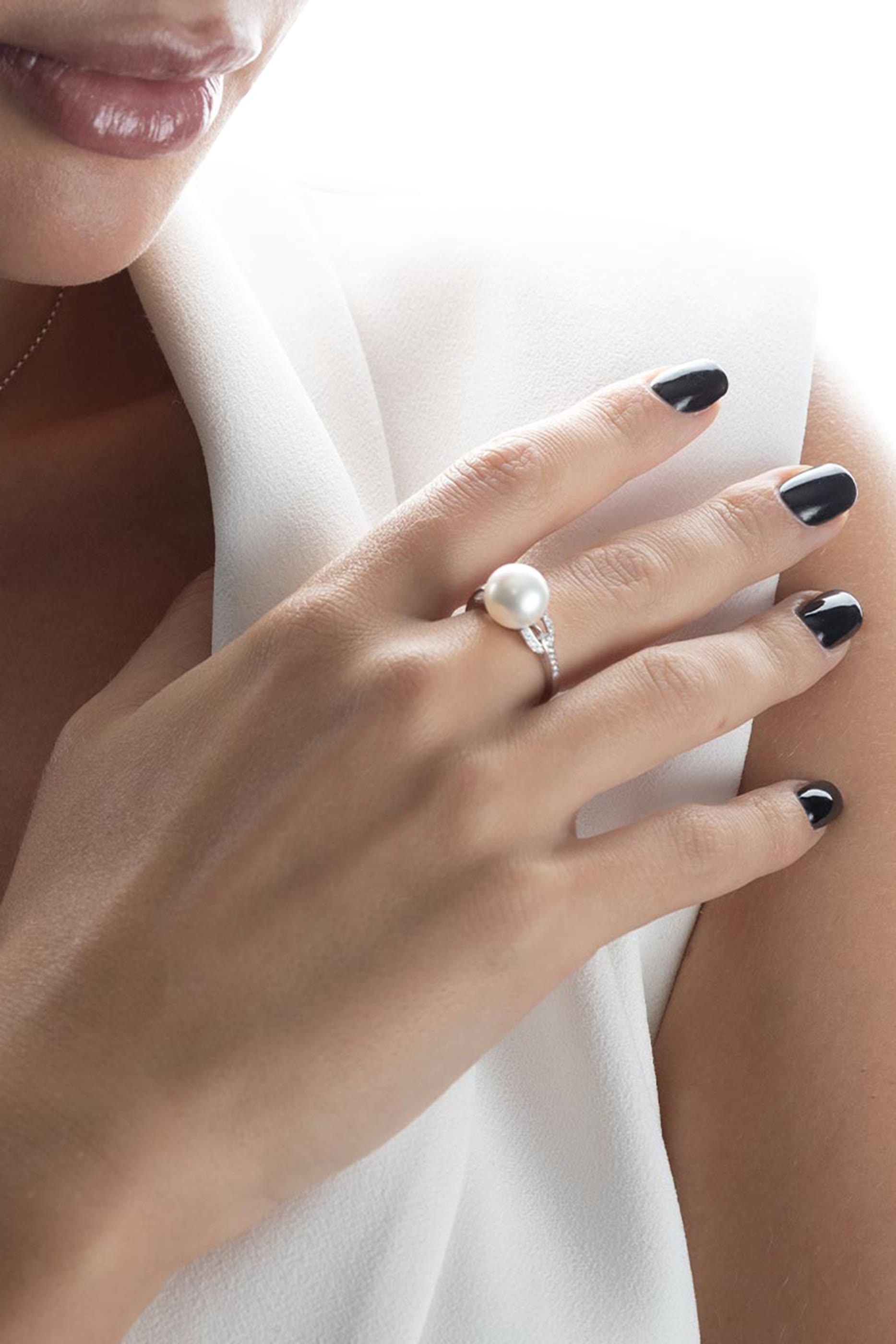 خاتم جاز بحلقات متصلة مرصعة بلؤلؤ وماس، ذهب أبيض عيار 18