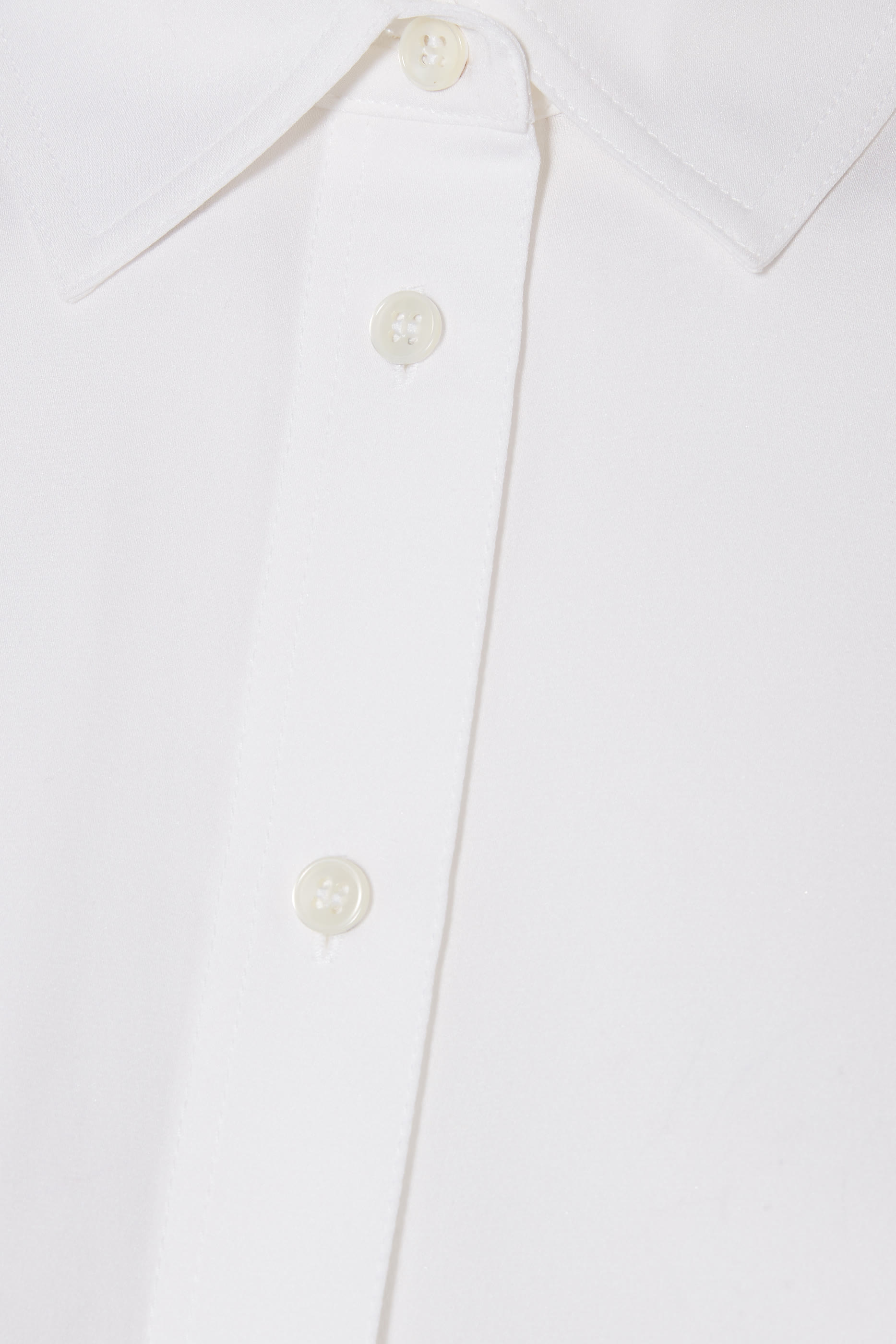 بلوزة حرير بقصة ضيقة