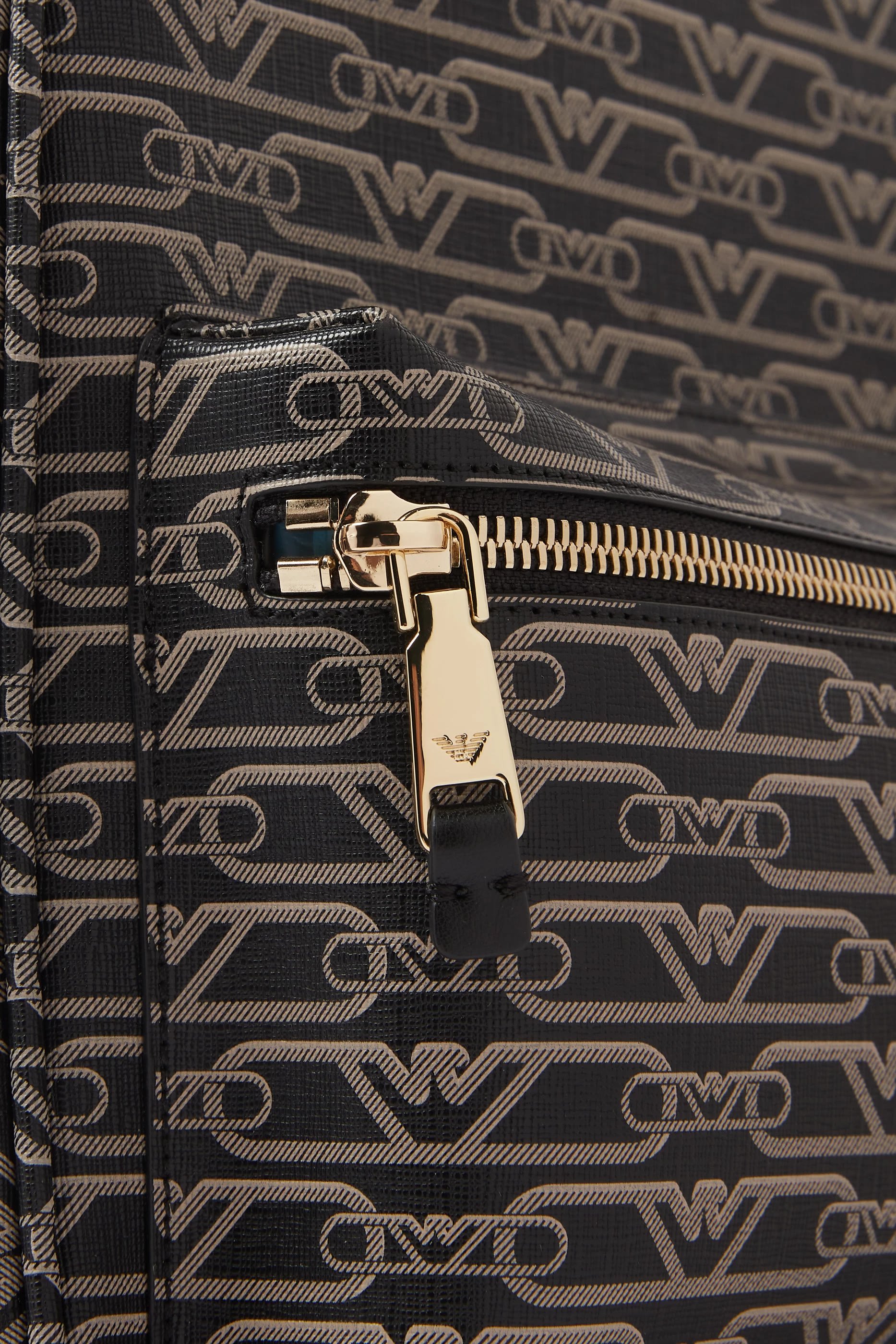 حقيبة ظهر بشعار الماركة بالكامل