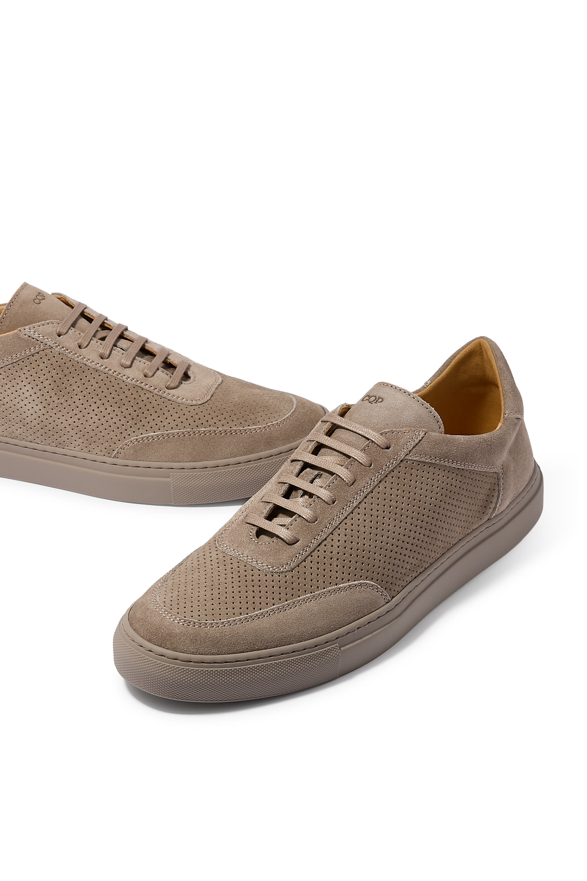 سنيكرز أتريوم