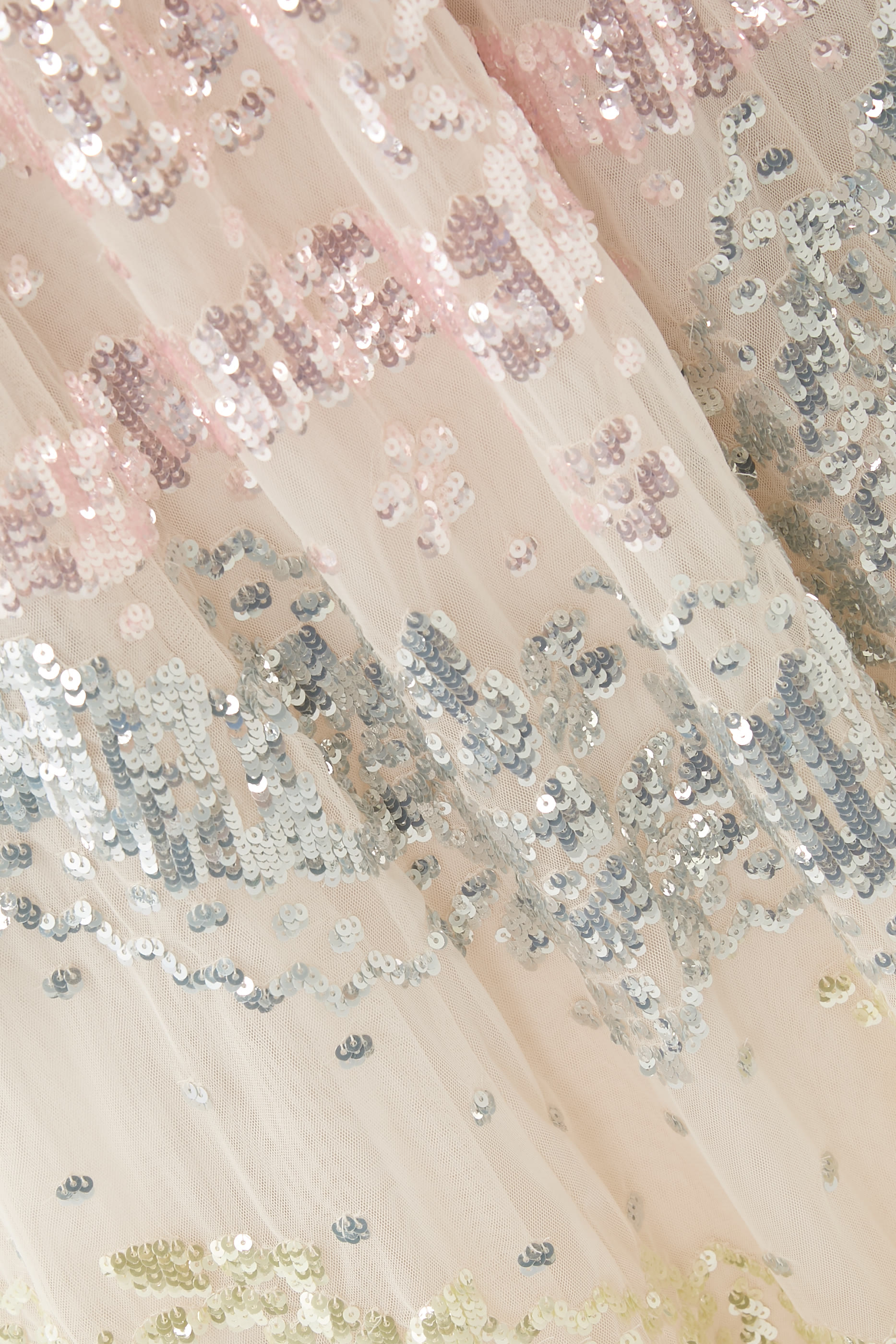 فستان سهرة أنجيلين وتطريزات بالترتر