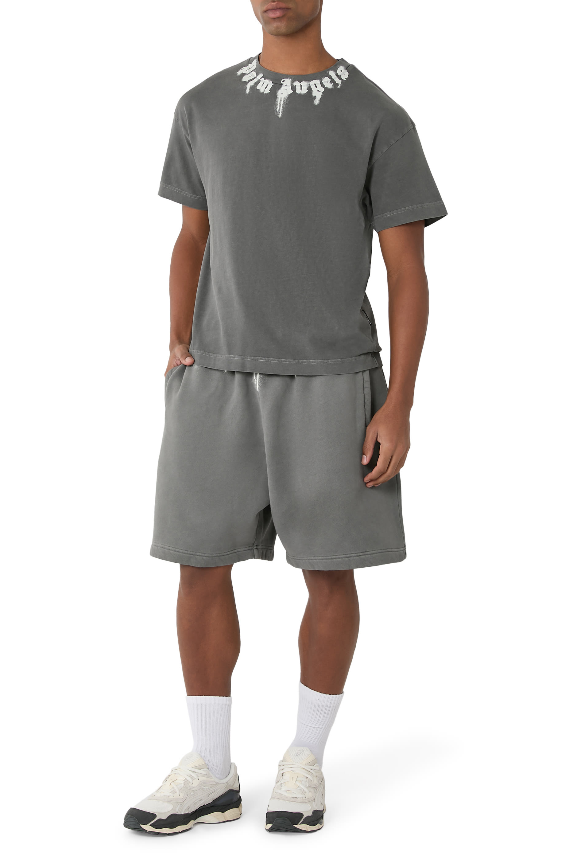 شورت رياضي بشعار الماركة على الخصر