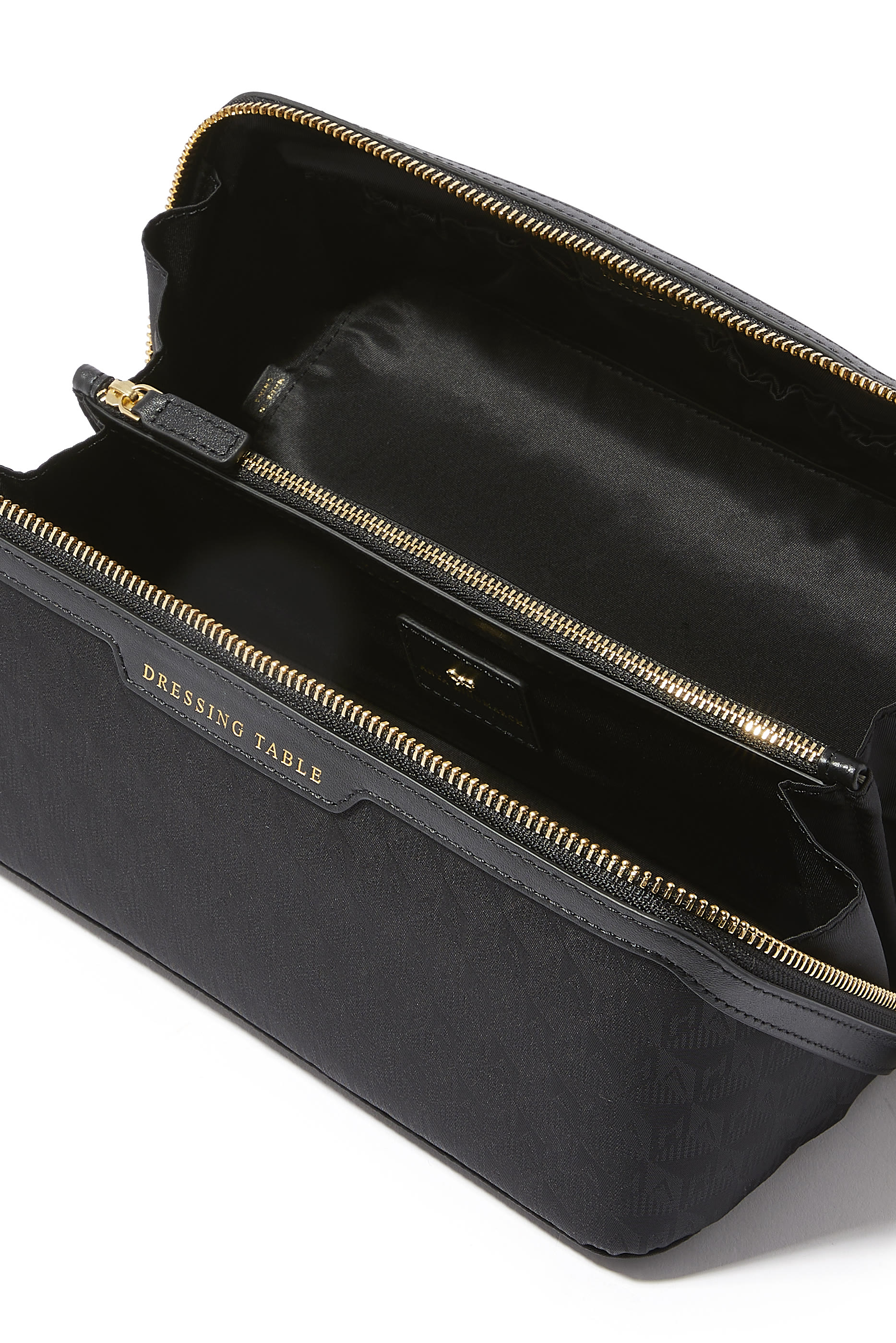 حقيبة مستحضرات تجميل جاكار بشعار الماركة حقيبة مستحضرات تجميل جاكار بشعار الماركة