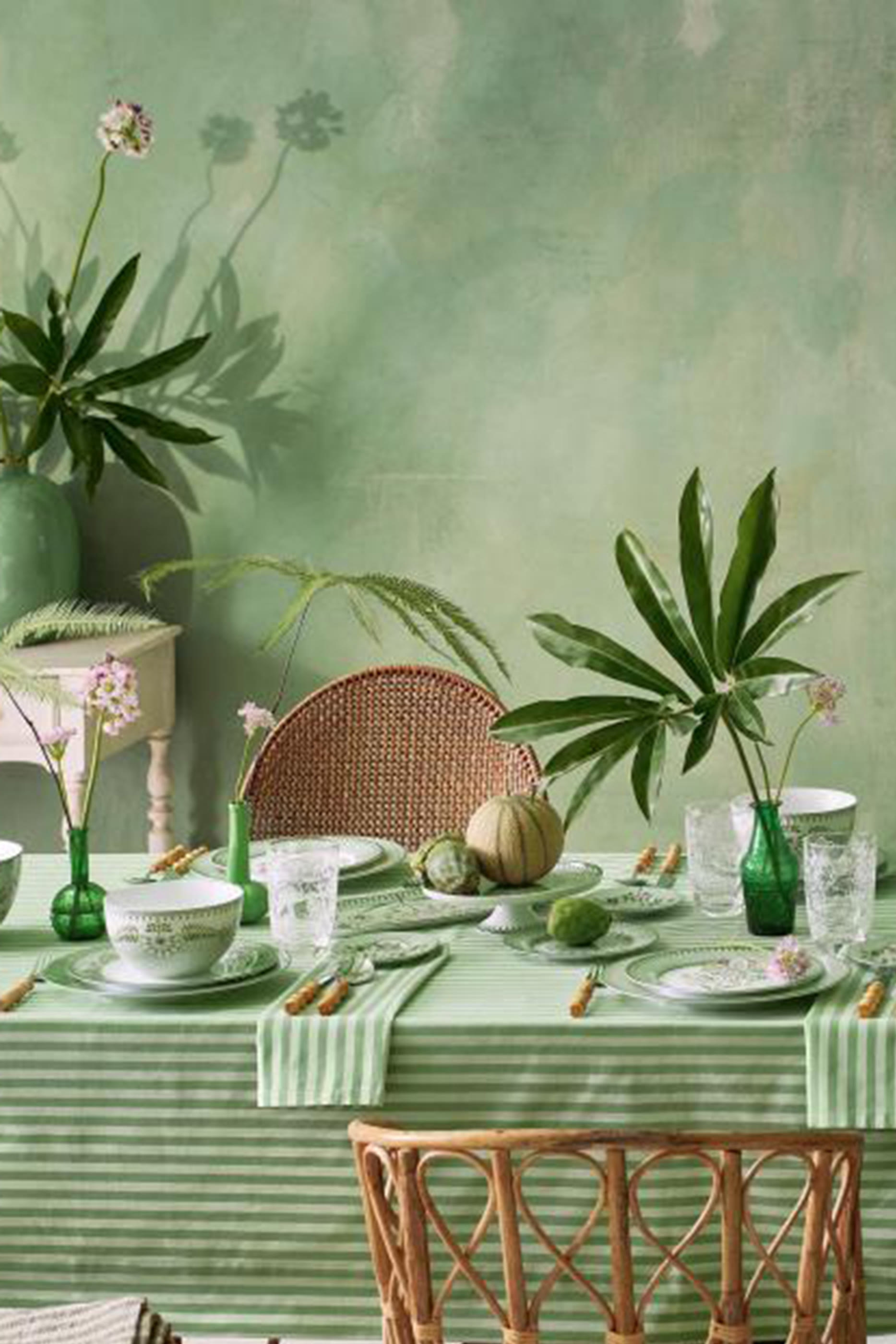 مفرش طاولة مخطط