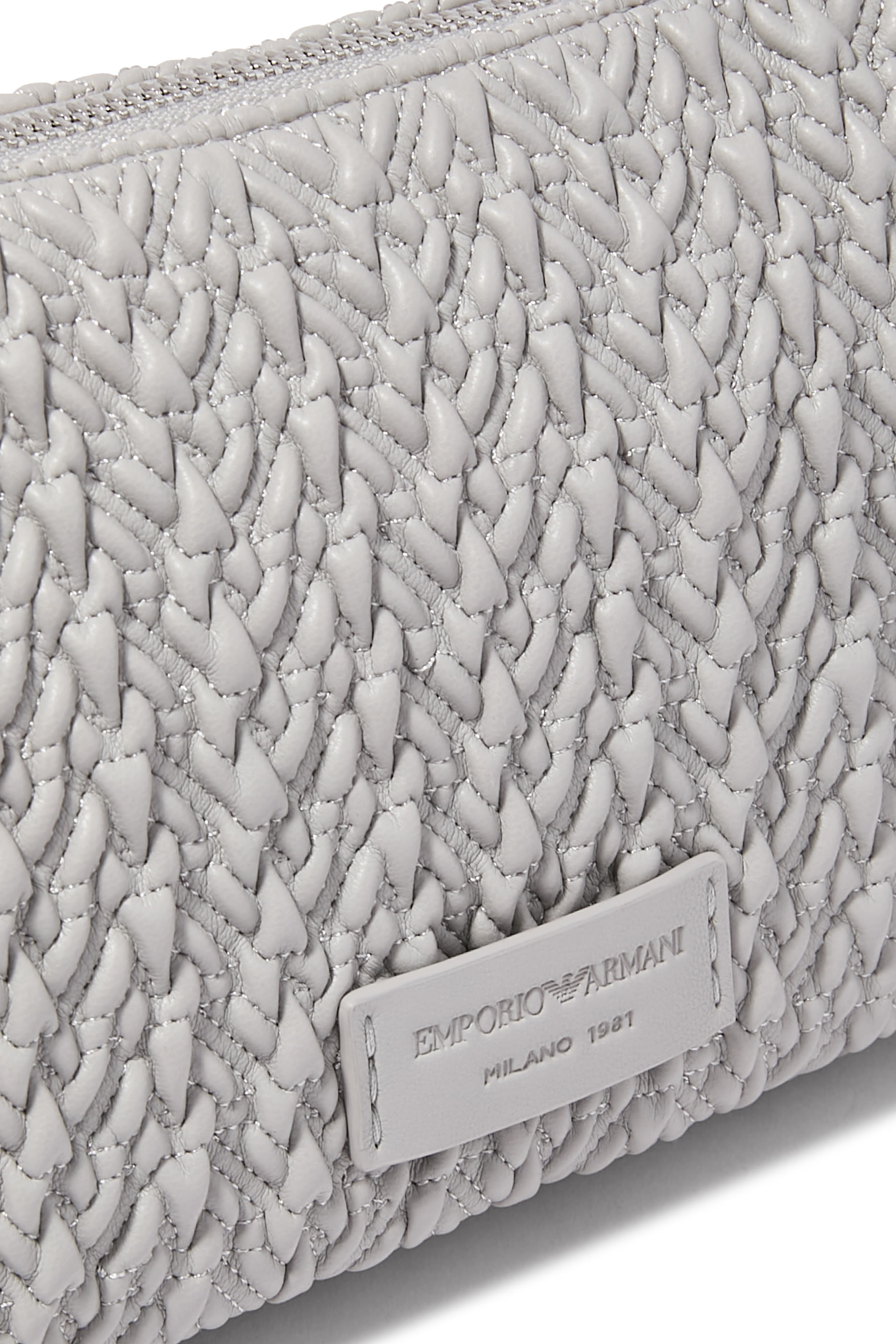 حقيبة بنقشة شعار الماركة