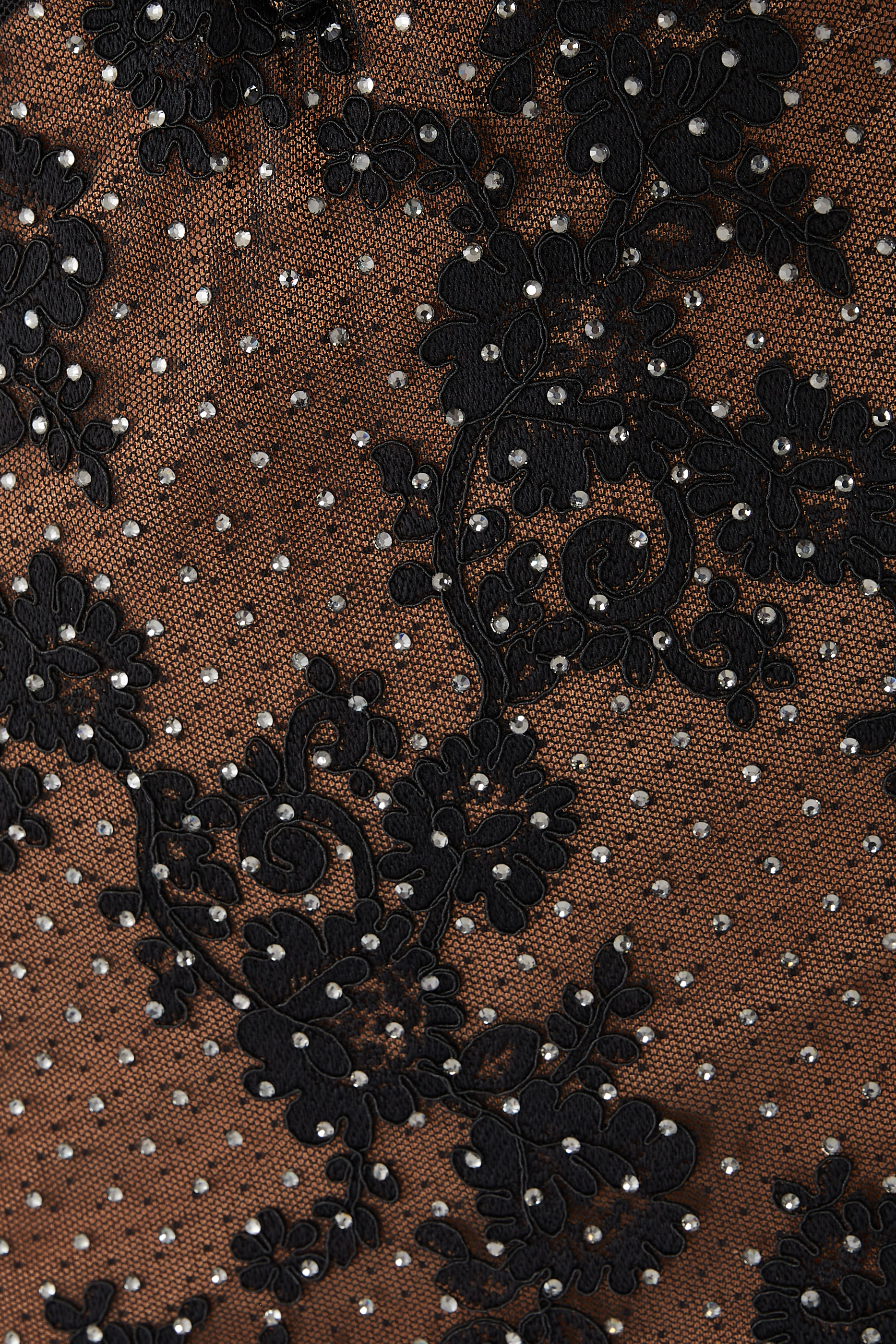 فستان طويل دانتيل بأحجار الراين