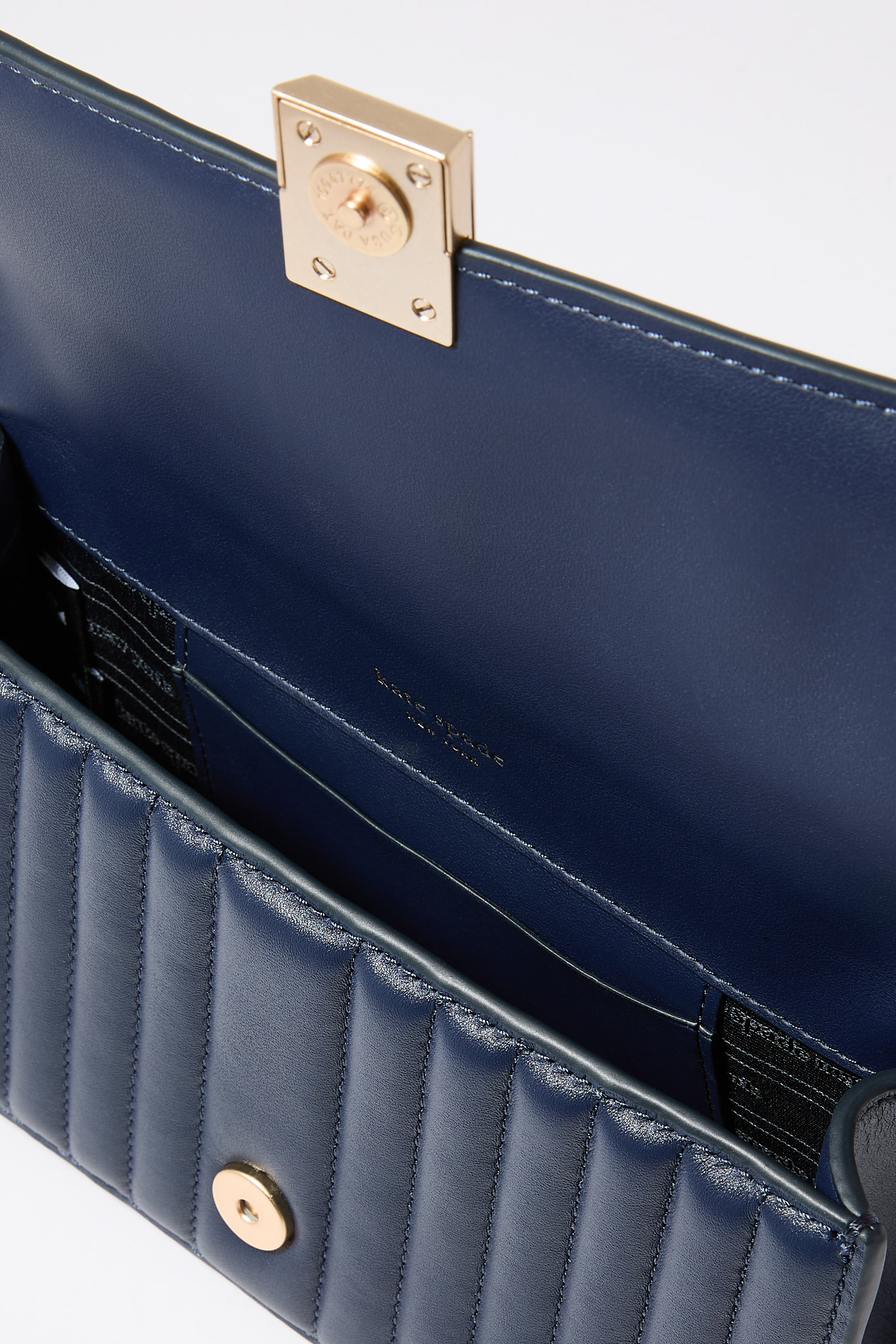 حقيبة كروس بودي ديكو صغيرة بغطاء قلاب وسلسلة جلد مبطن