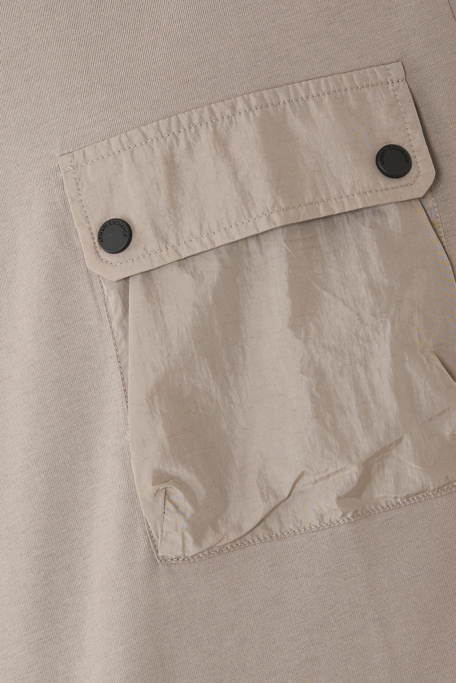 تيشيرت بجيب بشعار الماركة