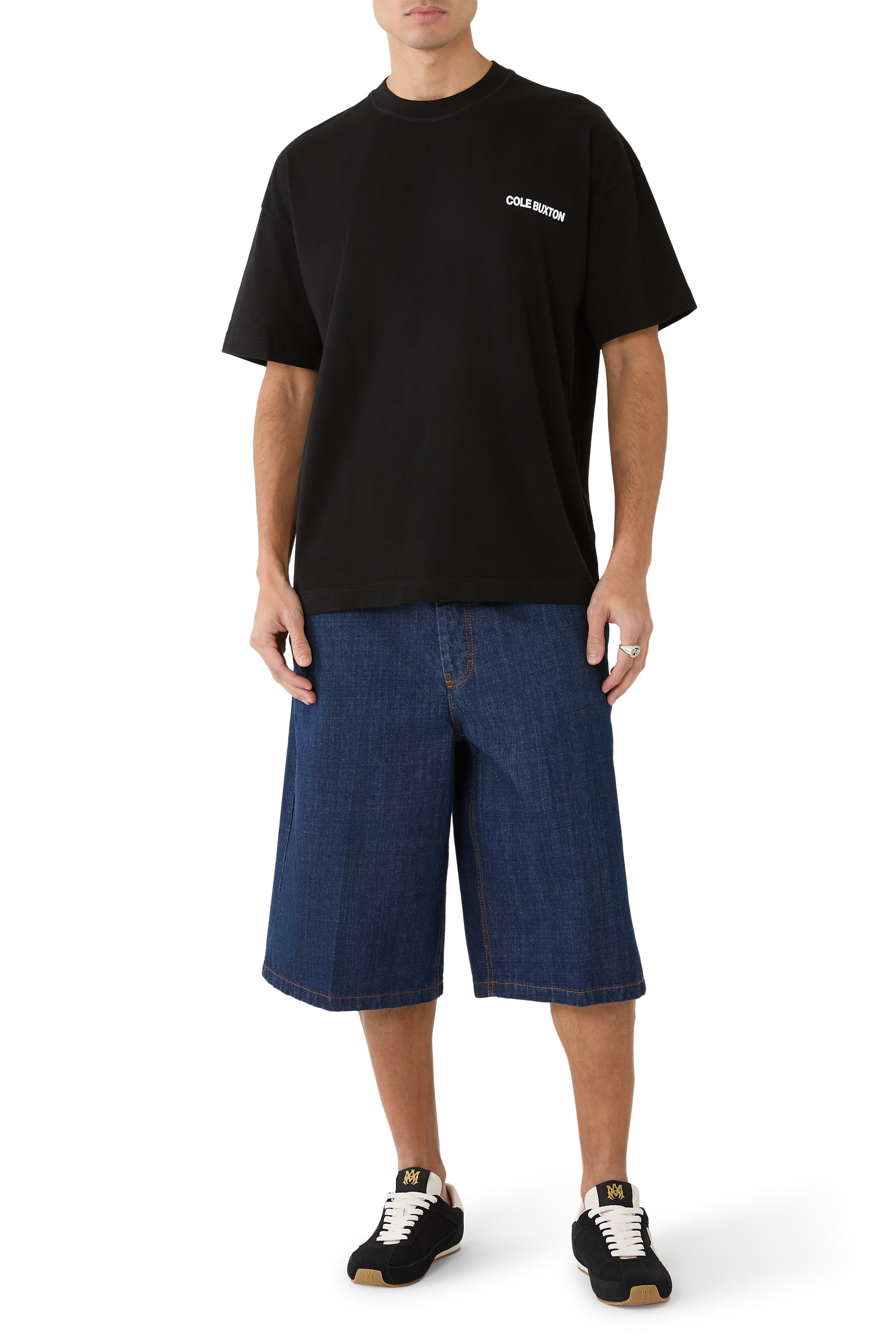 تيشيرت بشعار الماركة من تشكيلة الملابس الرياضية