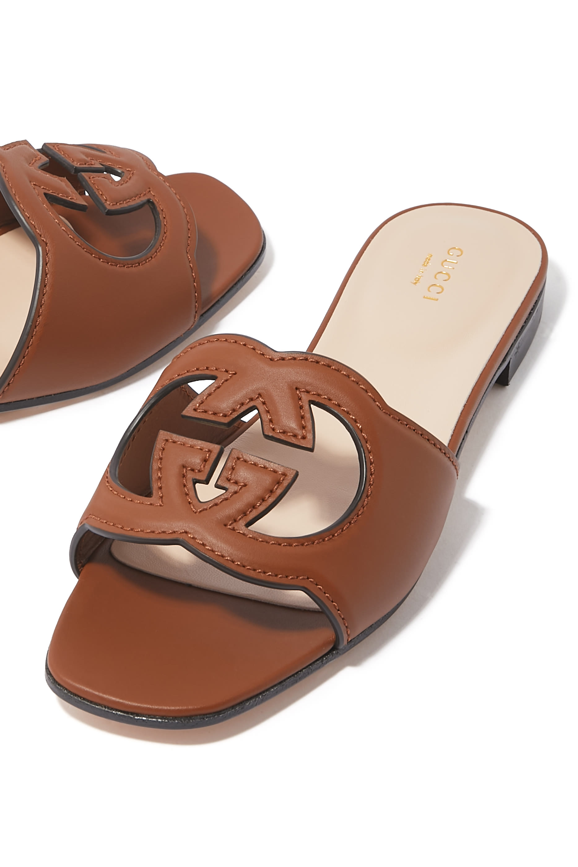 صندل بحرفي شعار الماركة بتصميم مفتوح