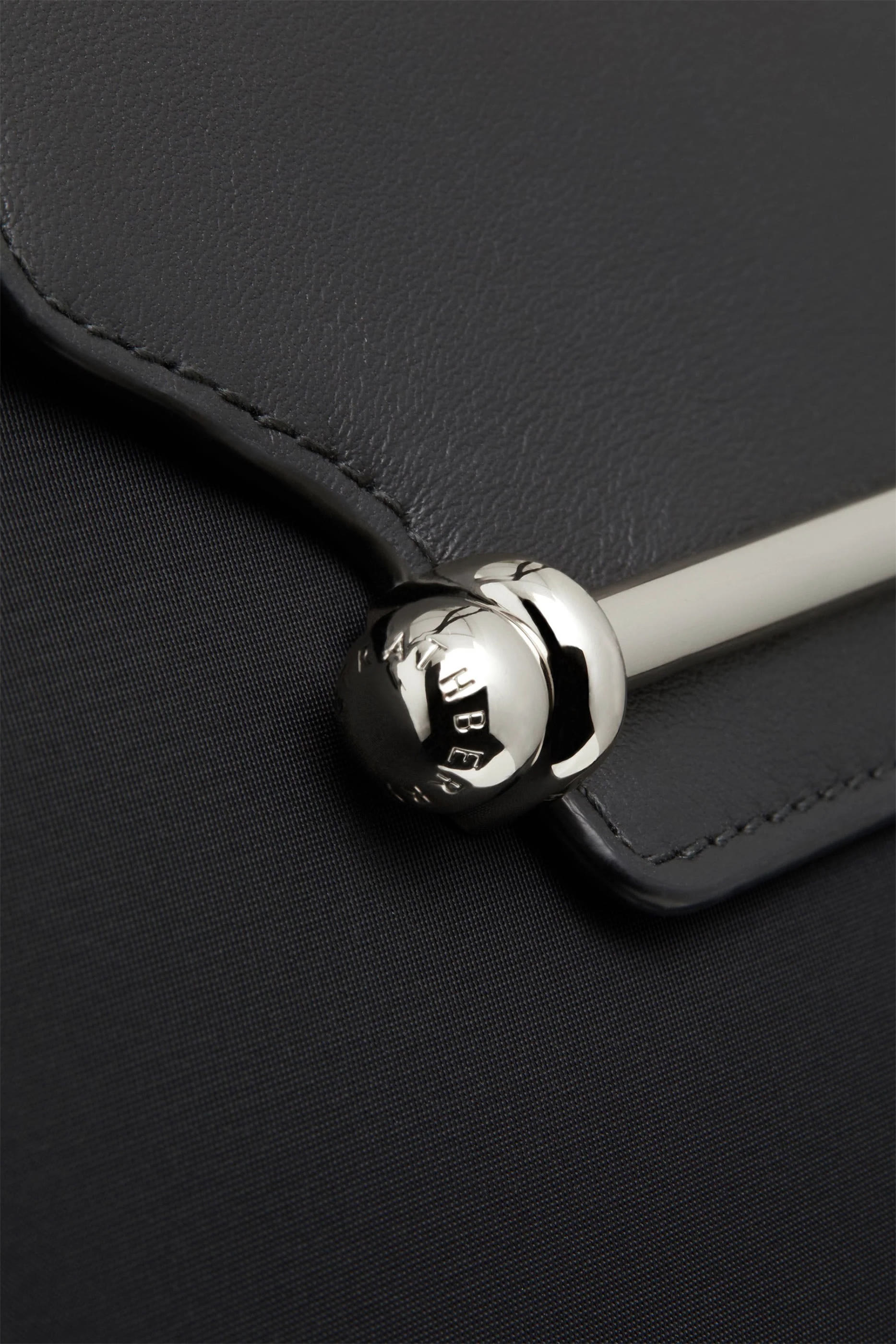 حقيبة يد ترافل متوسطة نايلون معاد تدويره حقيبة يد ترافل متوسطة نايلون معاد تدويره