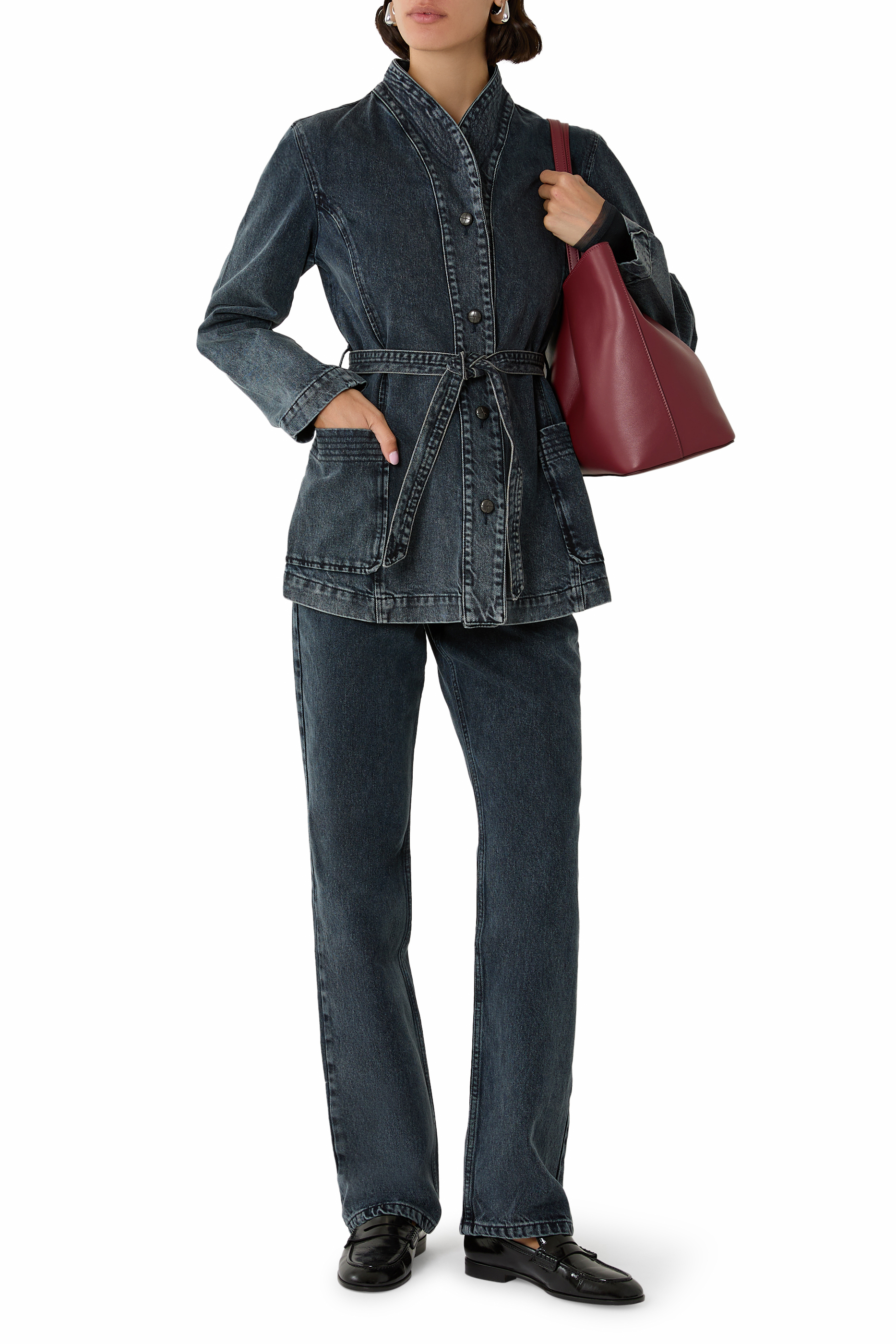 بنطال جينز بقصة ضيقة بحواف واسعة