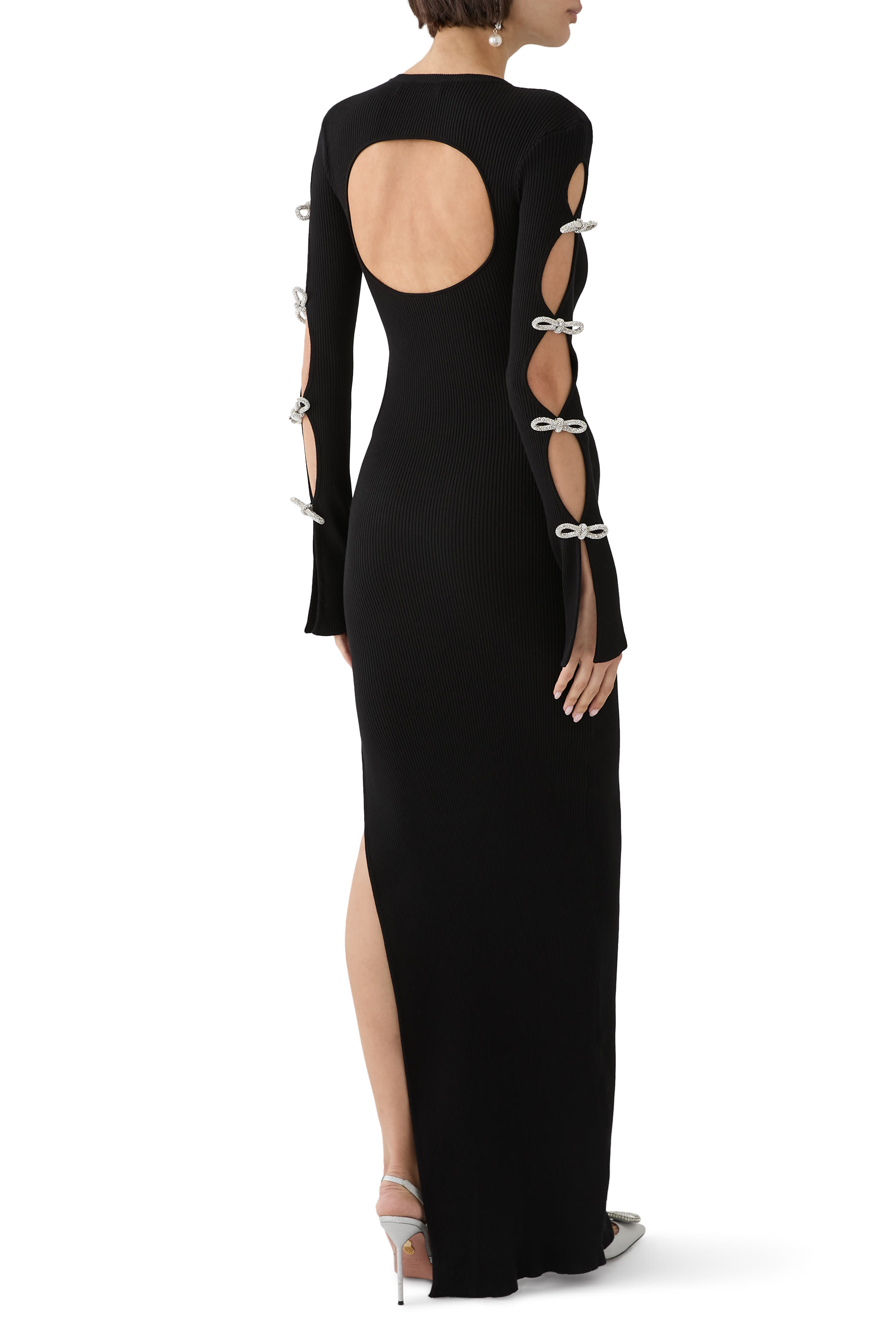 فستان طويل بأكمام مزينة بربطات فيونكة وبفتحات