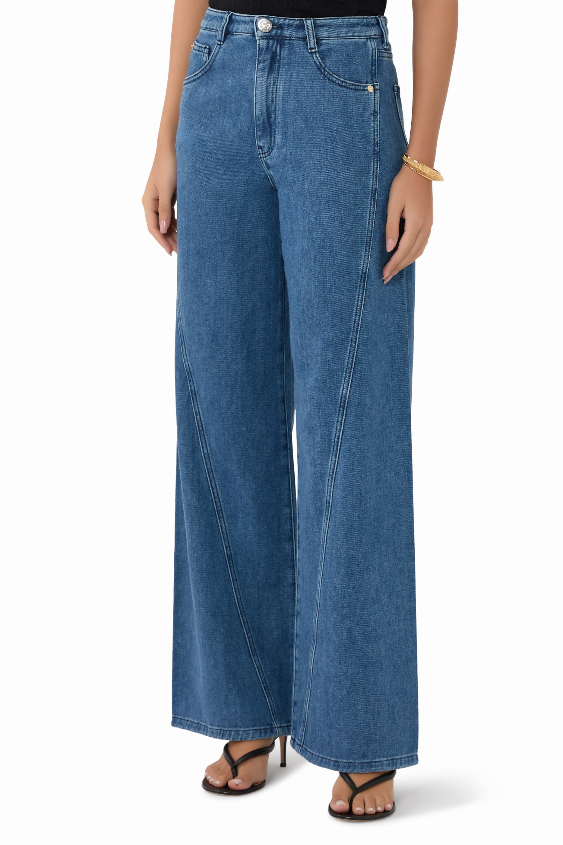 بنطال جينز بقصة مريحة