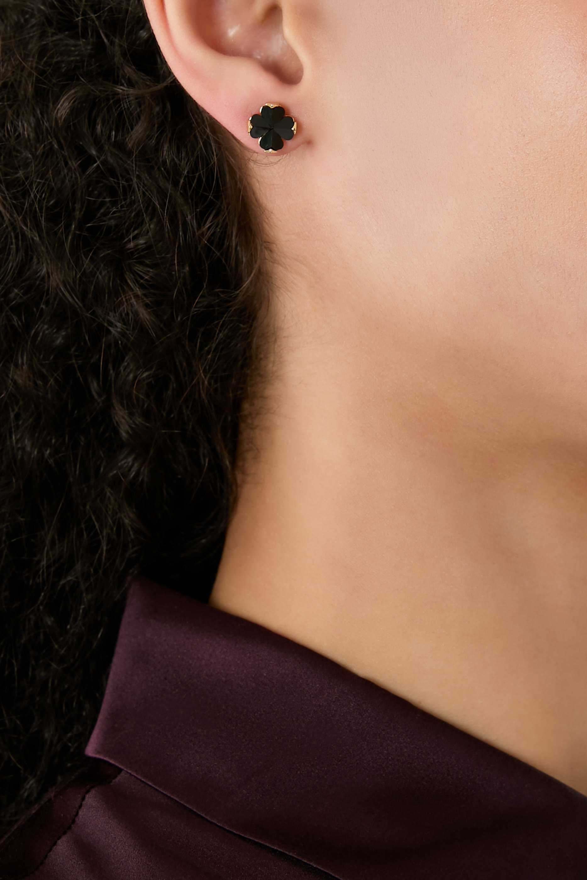 أقراط بتصميم زهرة بالشكل البستوني