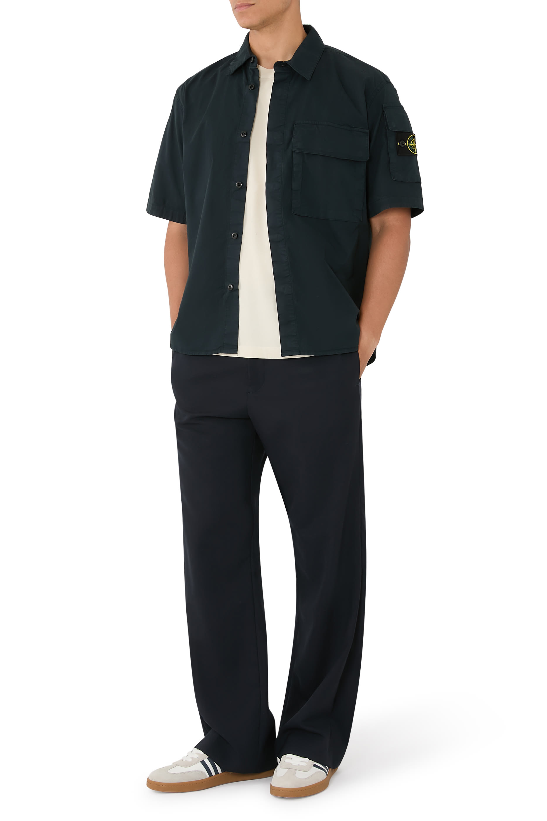 قميص بأكمام قصيرة