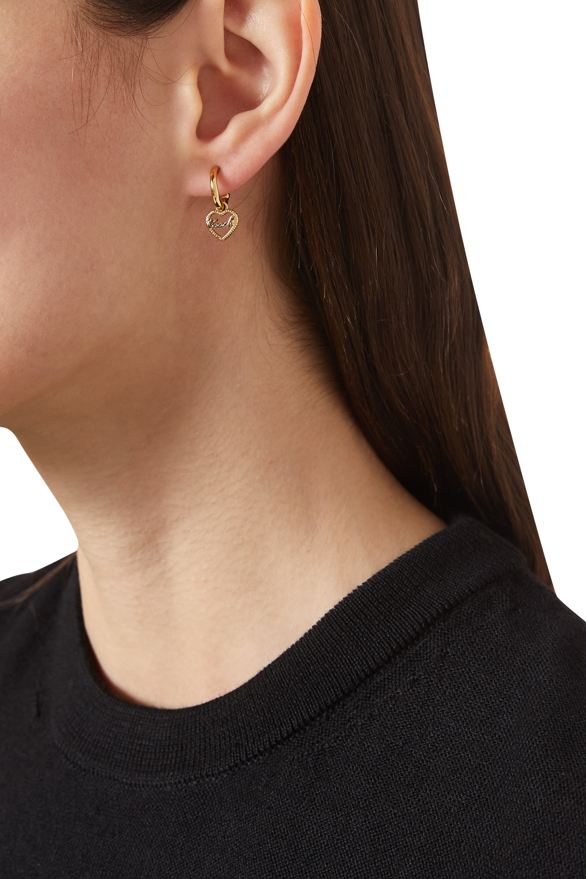 أقراط هاجي بتصميم قلب بشعار الماركة