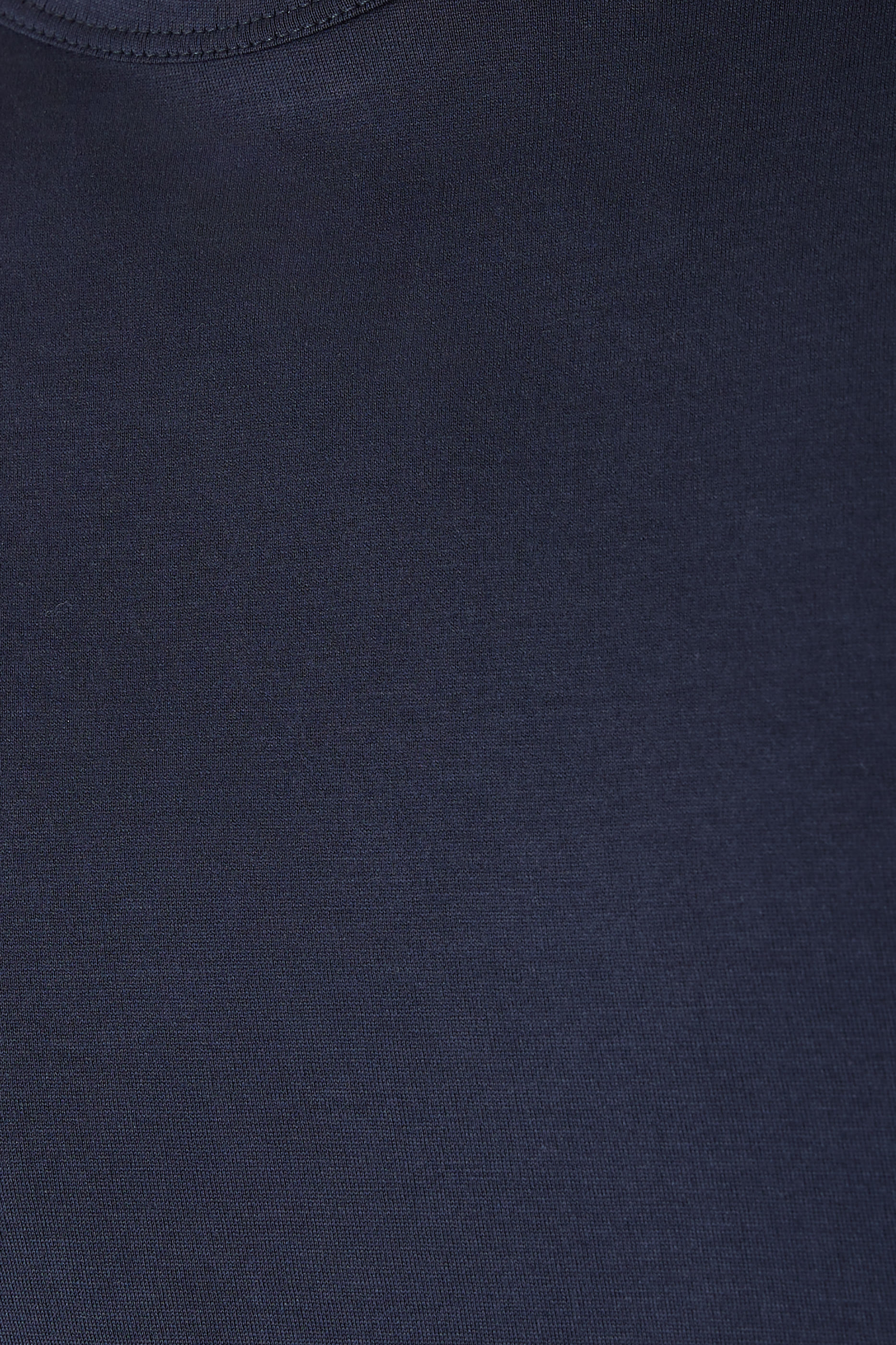 تيشيرت بياقة ضيقة كلاسيكية