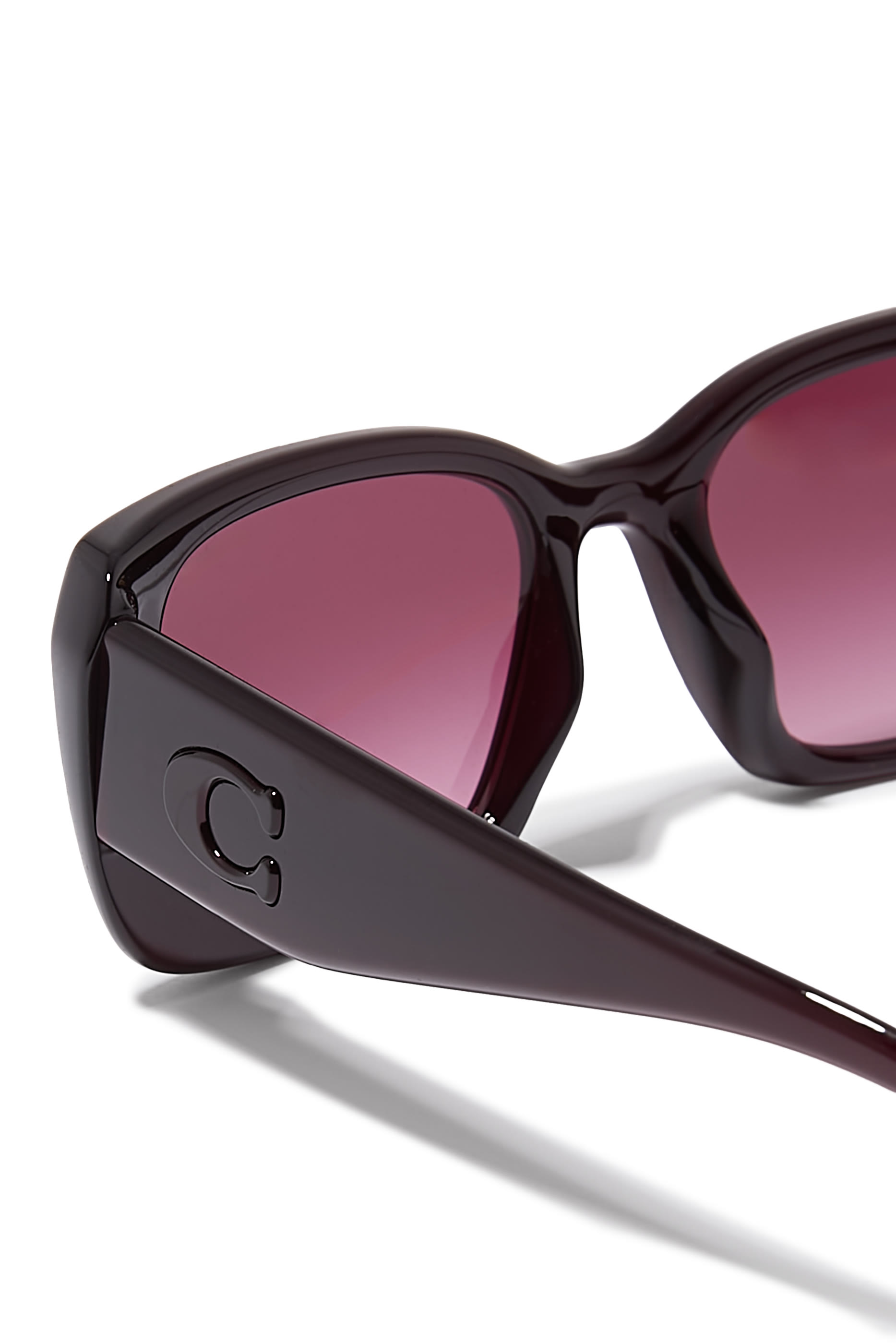 نظارة شمسية بإطار مربع عريض وذراع مزين بشعار الماركة