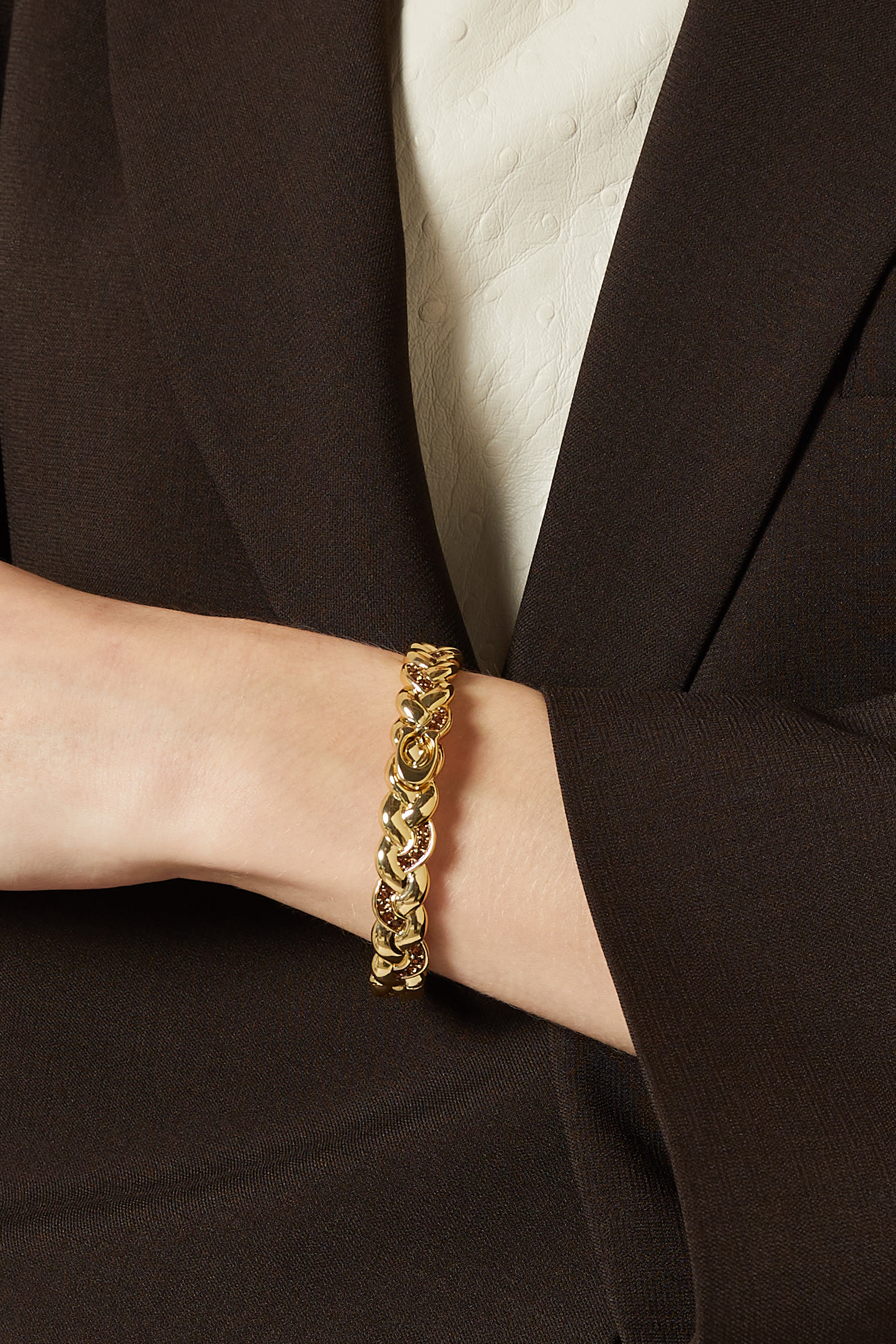 سوار بمفصلة وتصميم مجدول