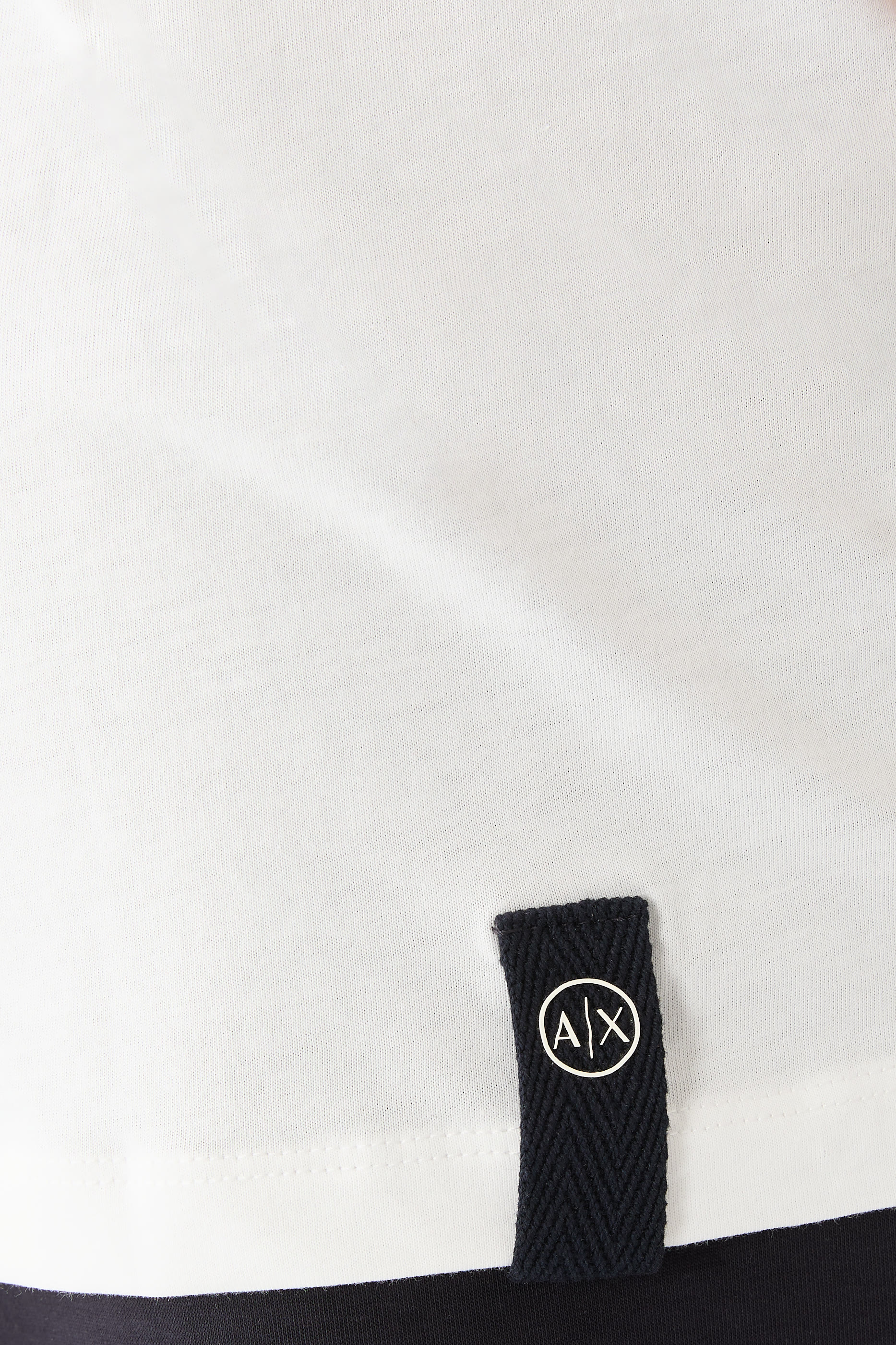 تيشيرت بأكمام قصيرة وشعار الماركة